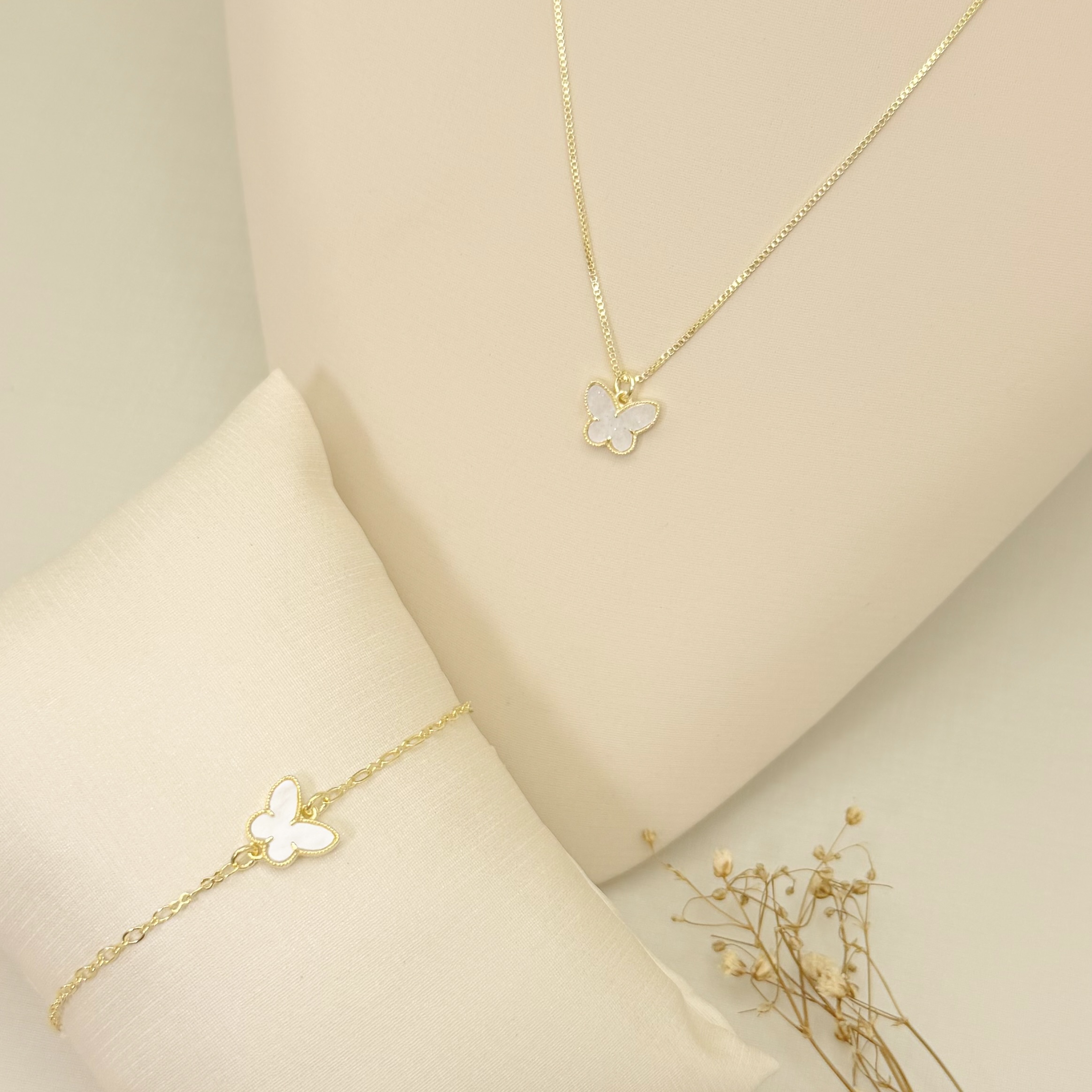 09.2428.15.O - (46) Colar pingente borboleta madrepérola com borda lisa, corrente veneziana.