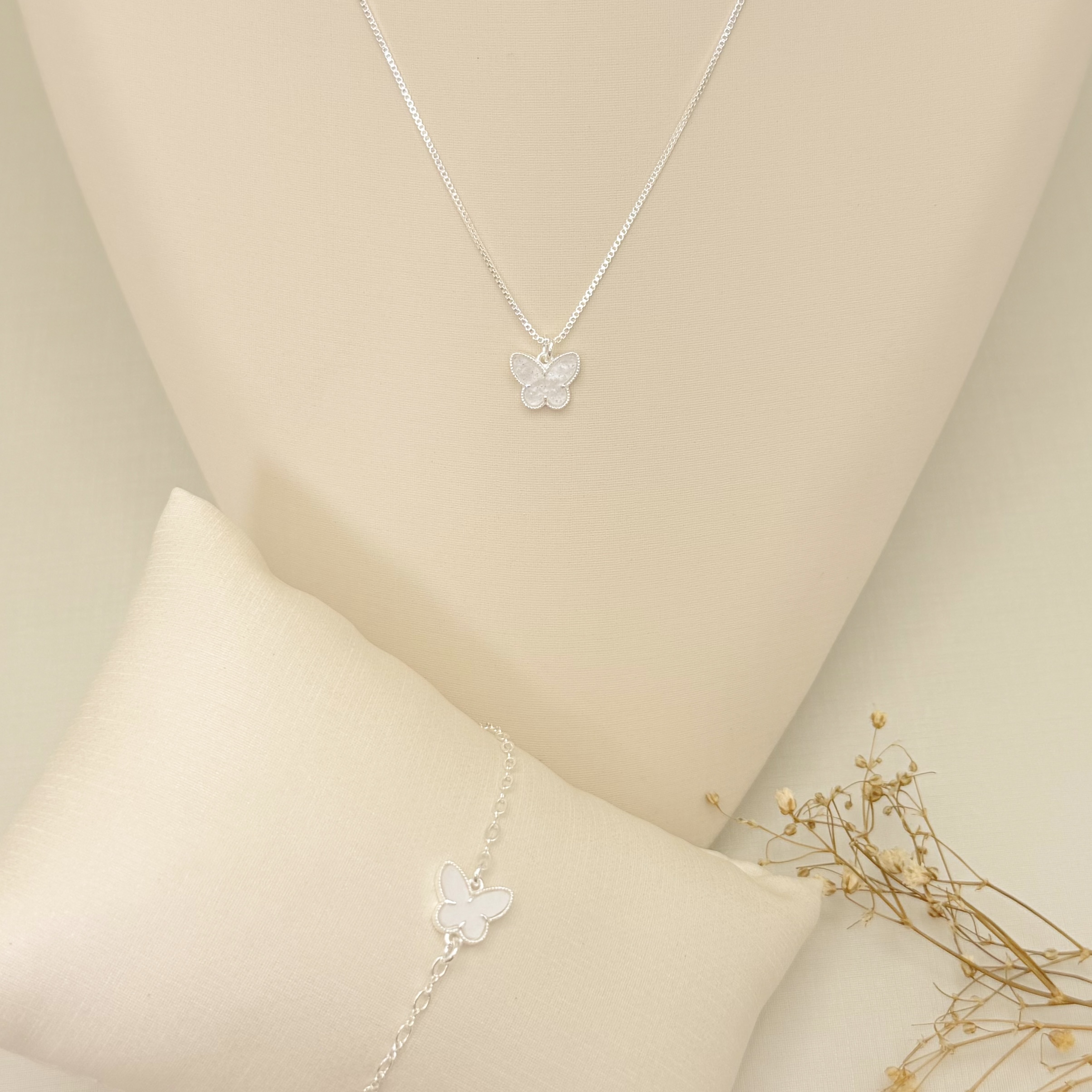 09.2428.15.S - (46) Colar pingente borboleta madrepérola com borda lisa, corrente veneziana.