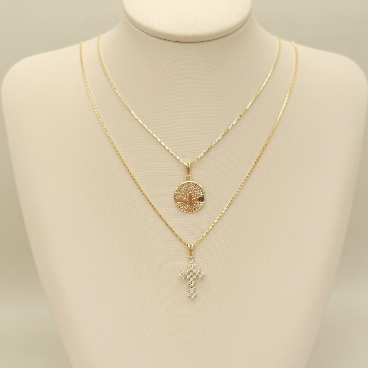 09.2430.0.O - (45) Colar pingente medalha com árvore da vida em baixo relevo, corrente veneziana.