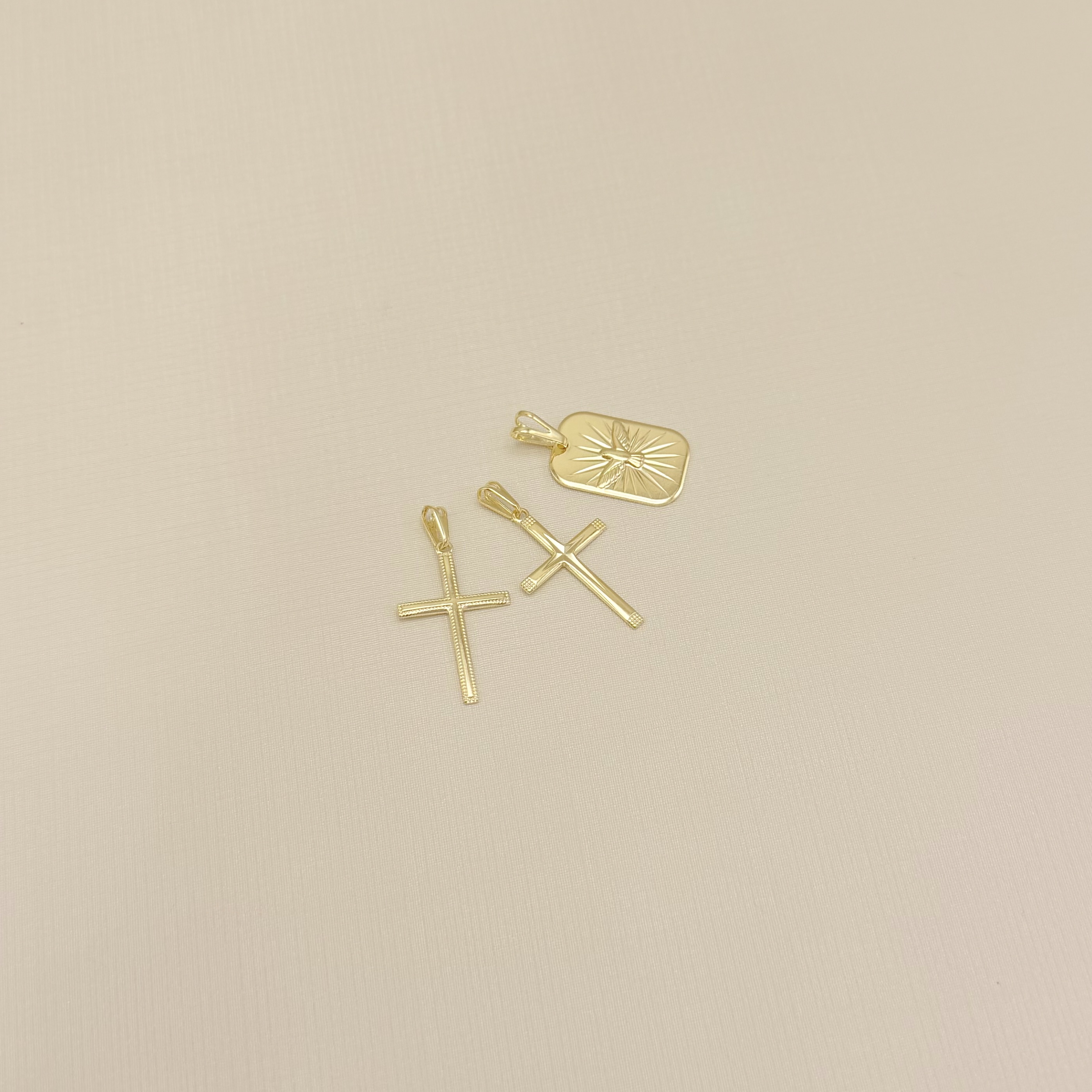 11.0608.0.O - Pingente placa 20x13mm com Espírito Santo em alto relevo