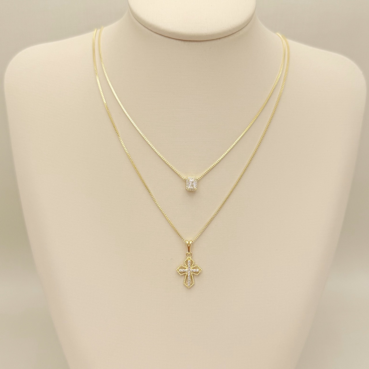 09.2431.1.O - (45) Colar com cruz cravejada e borda espaçada pontilhada, corrente veneziana.