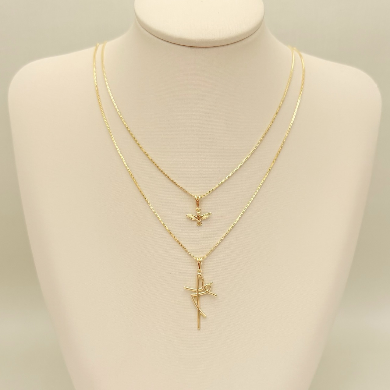 09.2433.0.O - (45) Colar com Espírito Santo, corrente veneziana.