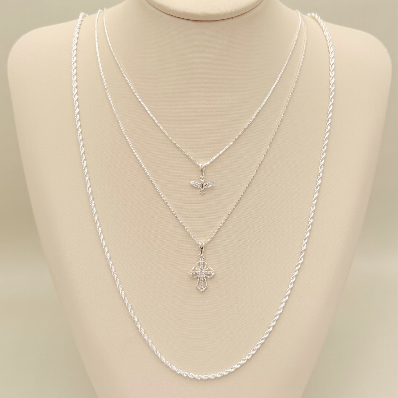 09.2433.0.S - (45) Colar com Espírito Santo, corrente veneziana.