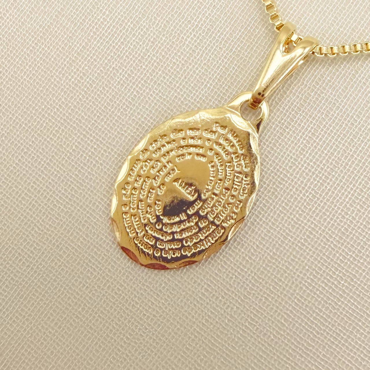 09.2434.0.O - (45) Colar pingente oval com oração do Pai Nosso, corrente veneziana.