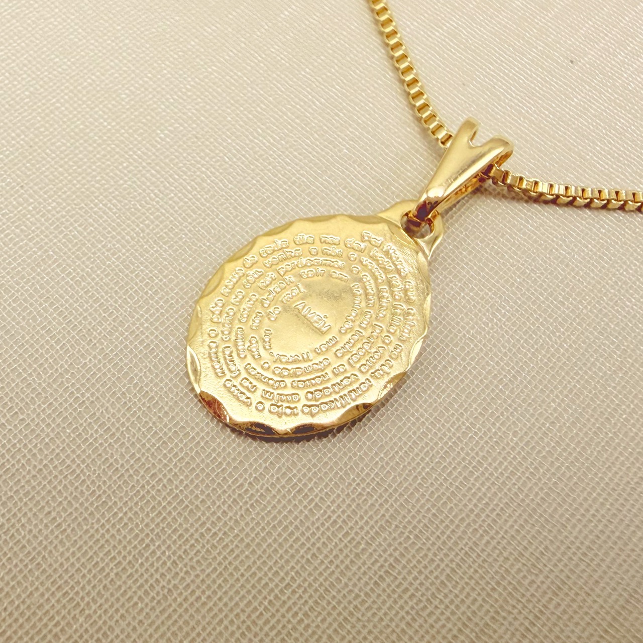 09.2434.0.O - (45) Colar pingente oval com oração do Pai Nosso, corrente veneziana.