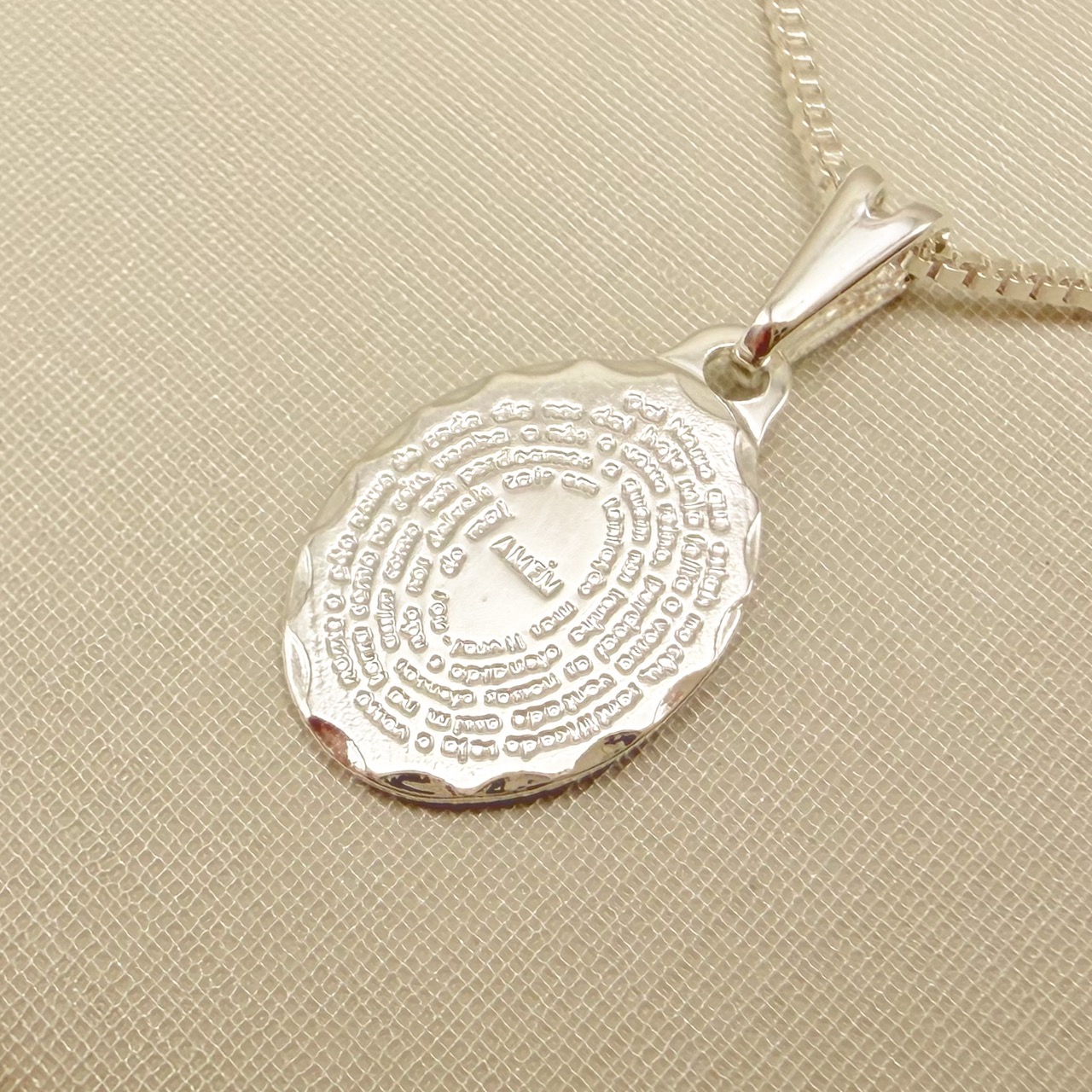 09.2434.0.S - (45) Colar pingente oval com oração do Pai Nosso, corrente veneziana.