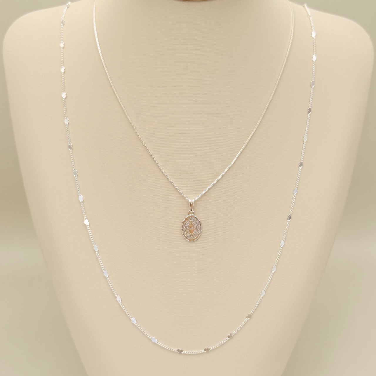 09.2434.0.S - (45) Colar pingente oval com oração do Pai Nosso, corrente veneziana.