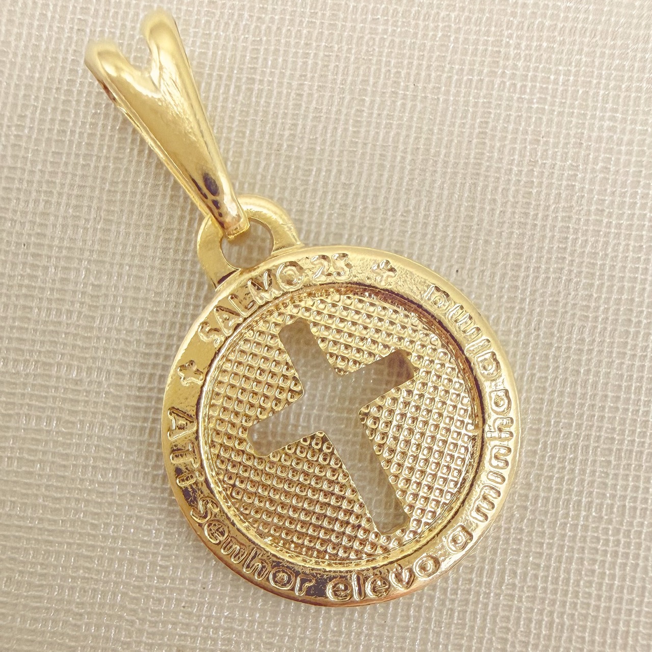 11.0609.0.O - Pingente medalha com cruz vazada no centro e borda escrito 