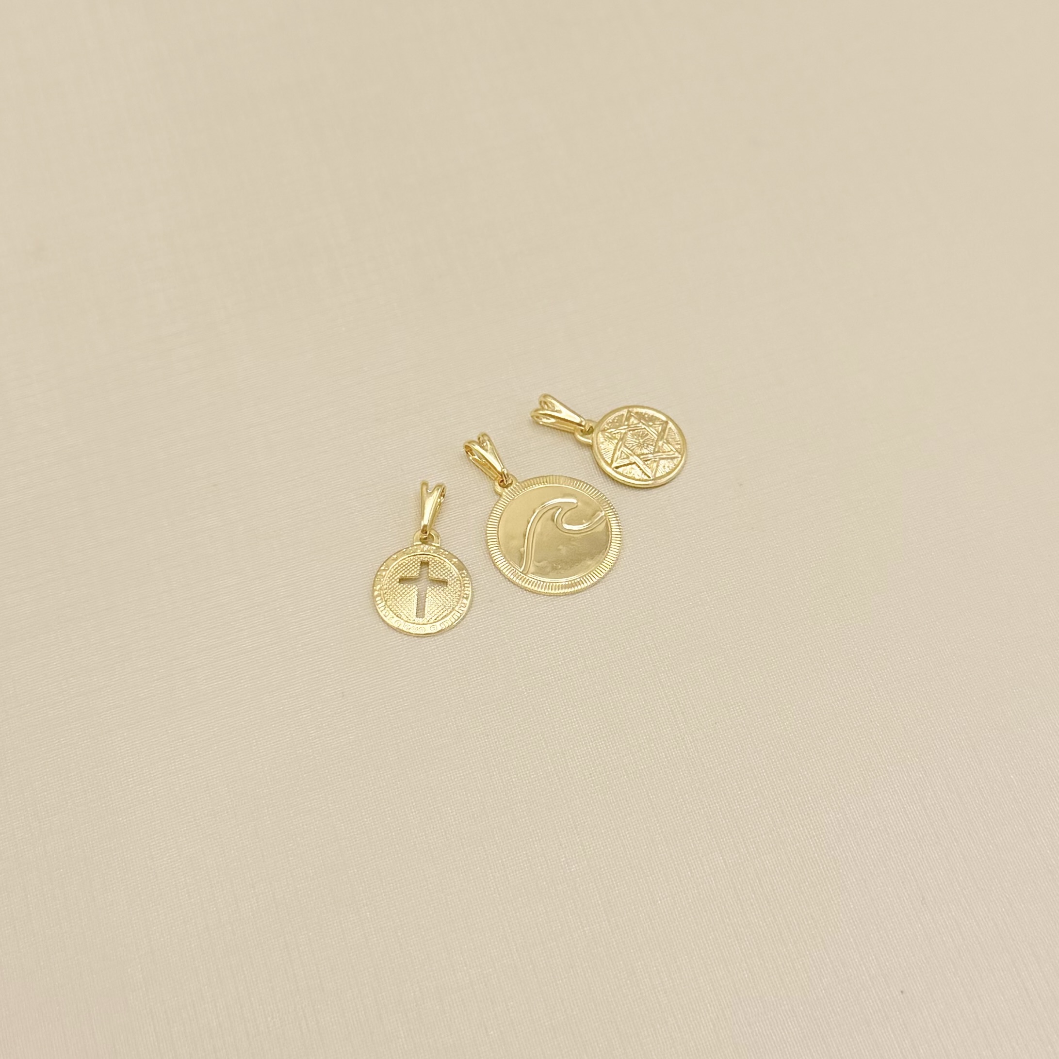 11.0609.0.O - Pingente medalha com cruz vazada no centro e borda escrito 