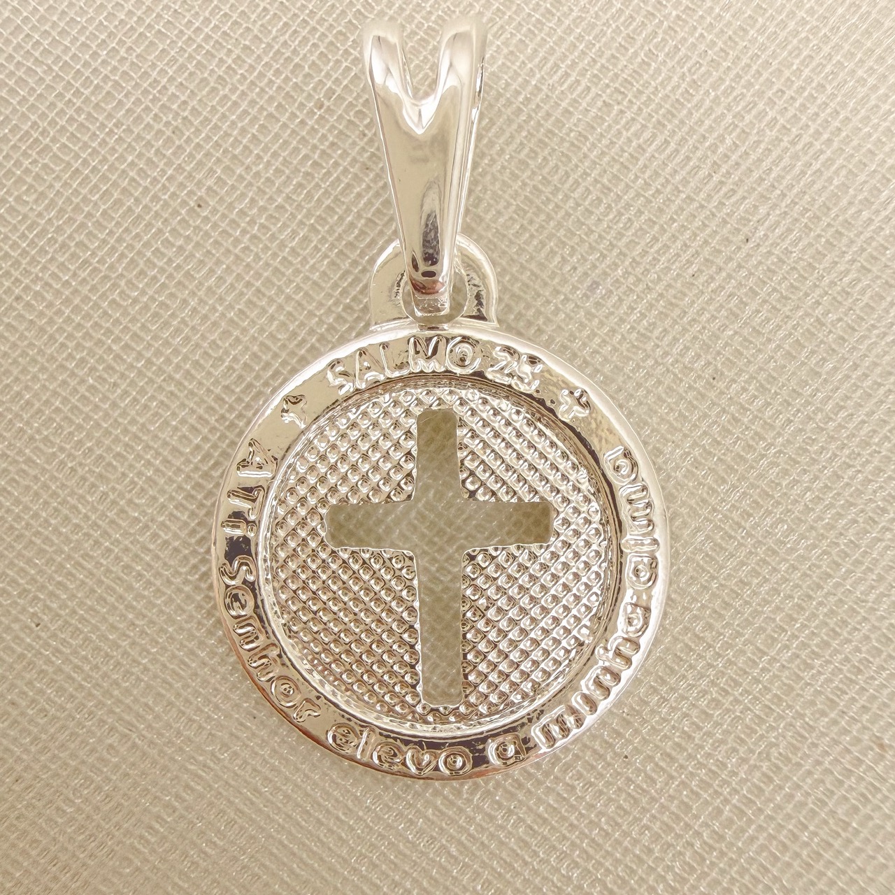 11.0609.0.S - Pingente medalha com cruz vazada no centro e borda escrito 