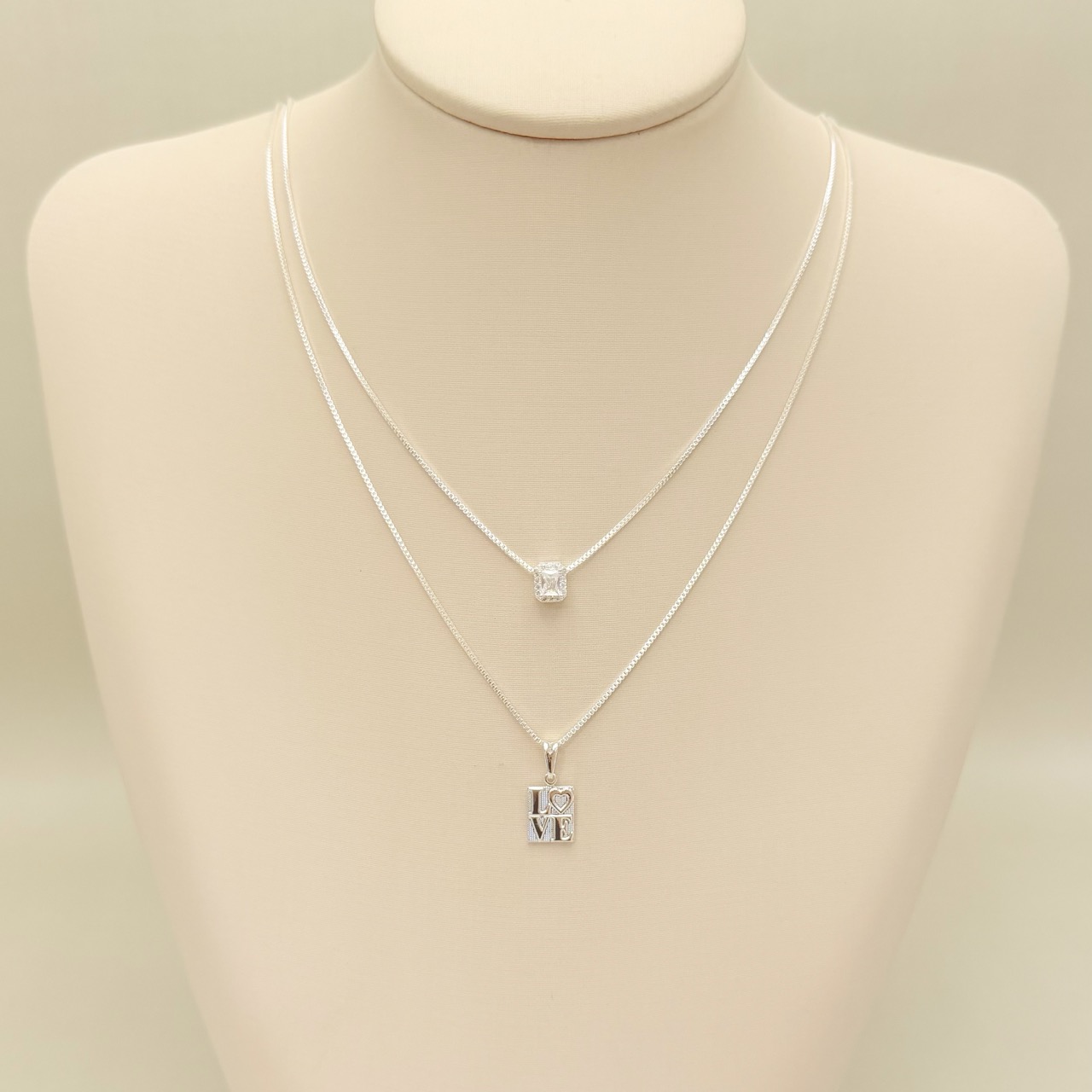 09.2435.0.S - (45) Colar pingente retangular 8x10mm escrito LOVE