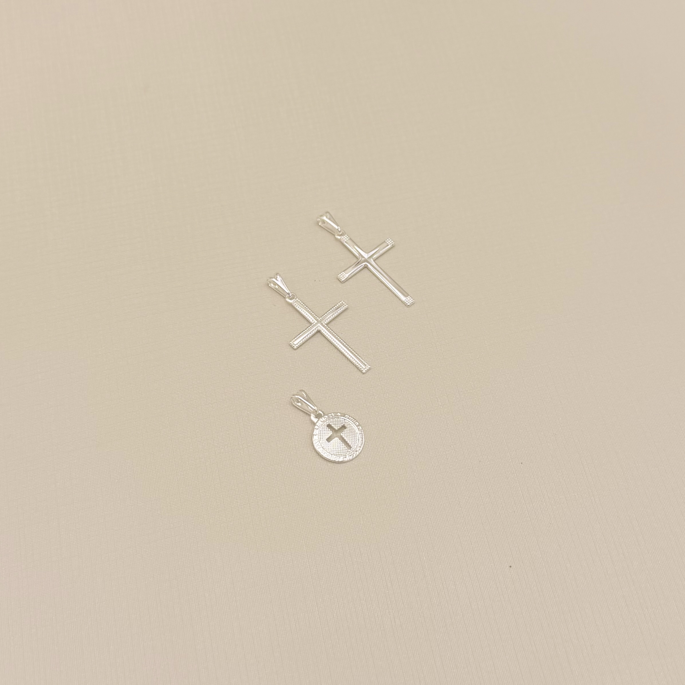 11.0611.0.S - Pingente cruz 16x23mm lisa com borda pontilhada