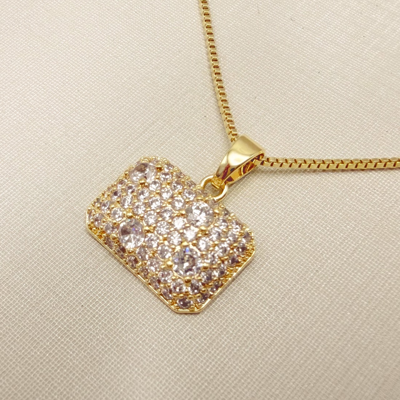 09.2436.1.O - (45) Colar pingente retângulo na horizontal 14x10mm cravejado.