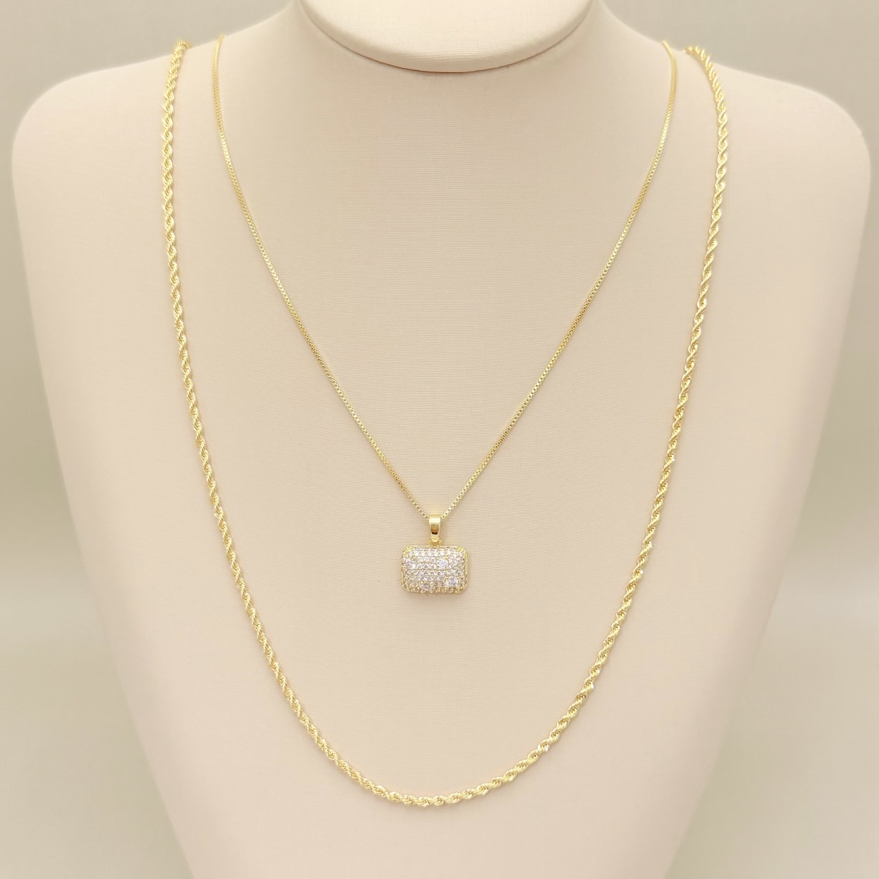 09.2436.1.O - (45) Colar pingente retângulo na horizontal 14x10mm cravejado.