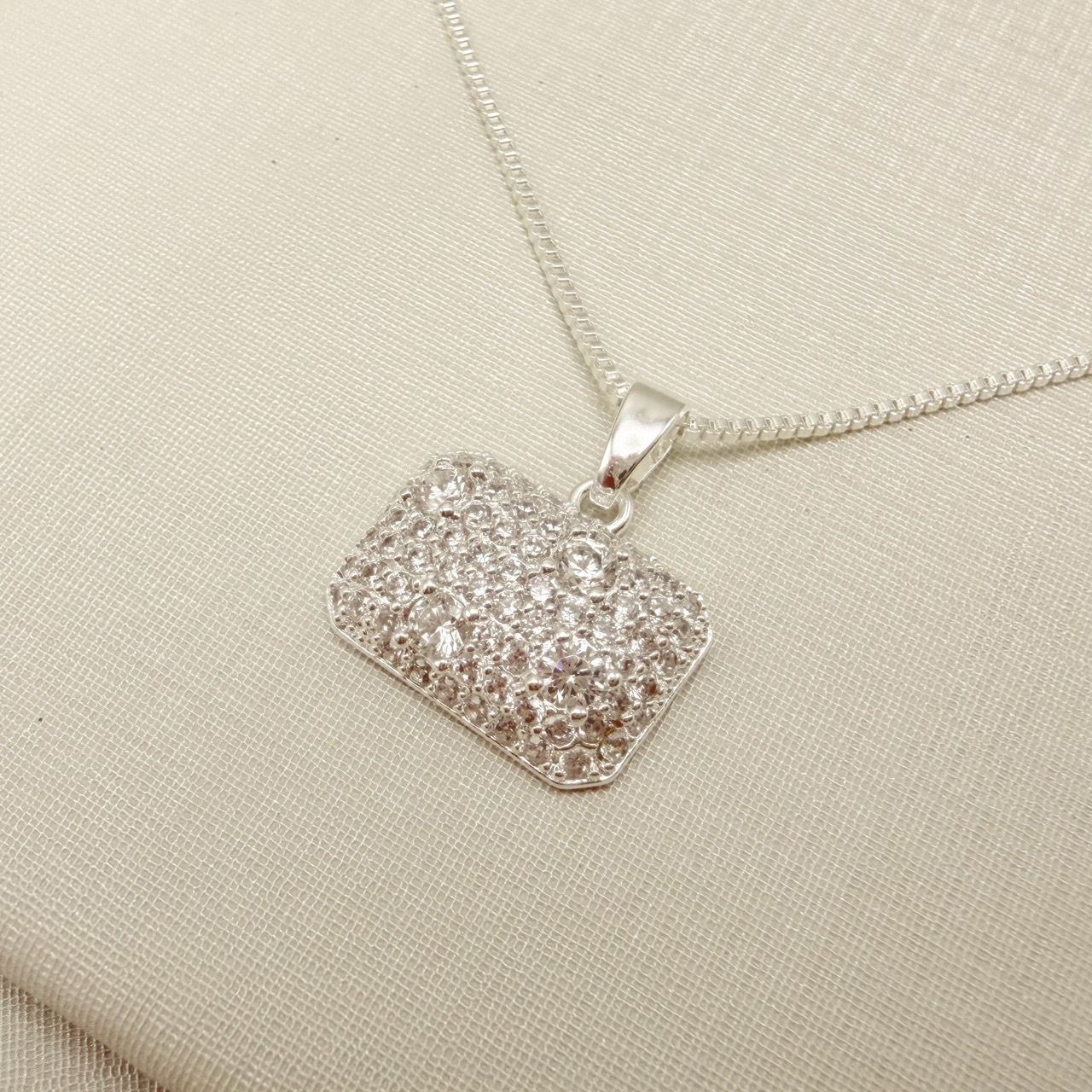 09.2436.1.S - (45) Colar pingente retângulo na horizontal 14x10mm cravejado.