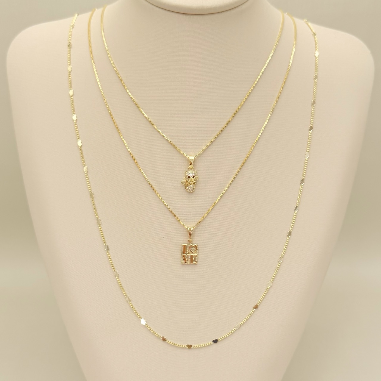 09.2437.2.O - (45) Colar pingente gatinho cravejados com olhos em zircônia preta, corrente veneziana.