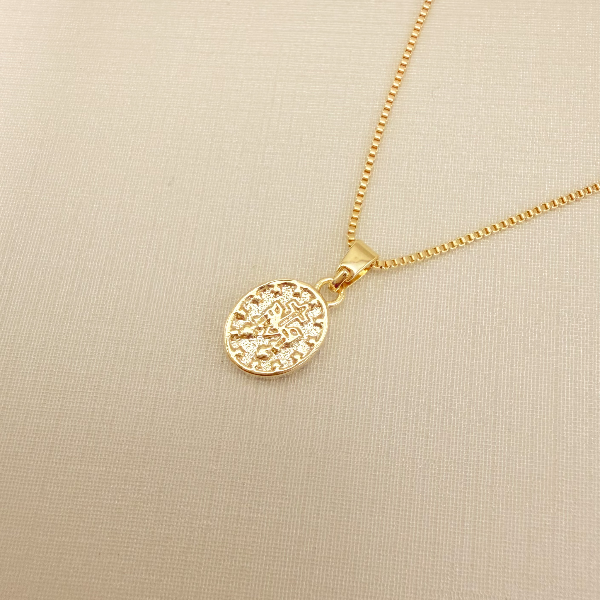 09.2438.1.O - (45) Colar pingente oval com Nossa Senhora das Graças no centro e borda cravejada e verso o Monograma Mariano.