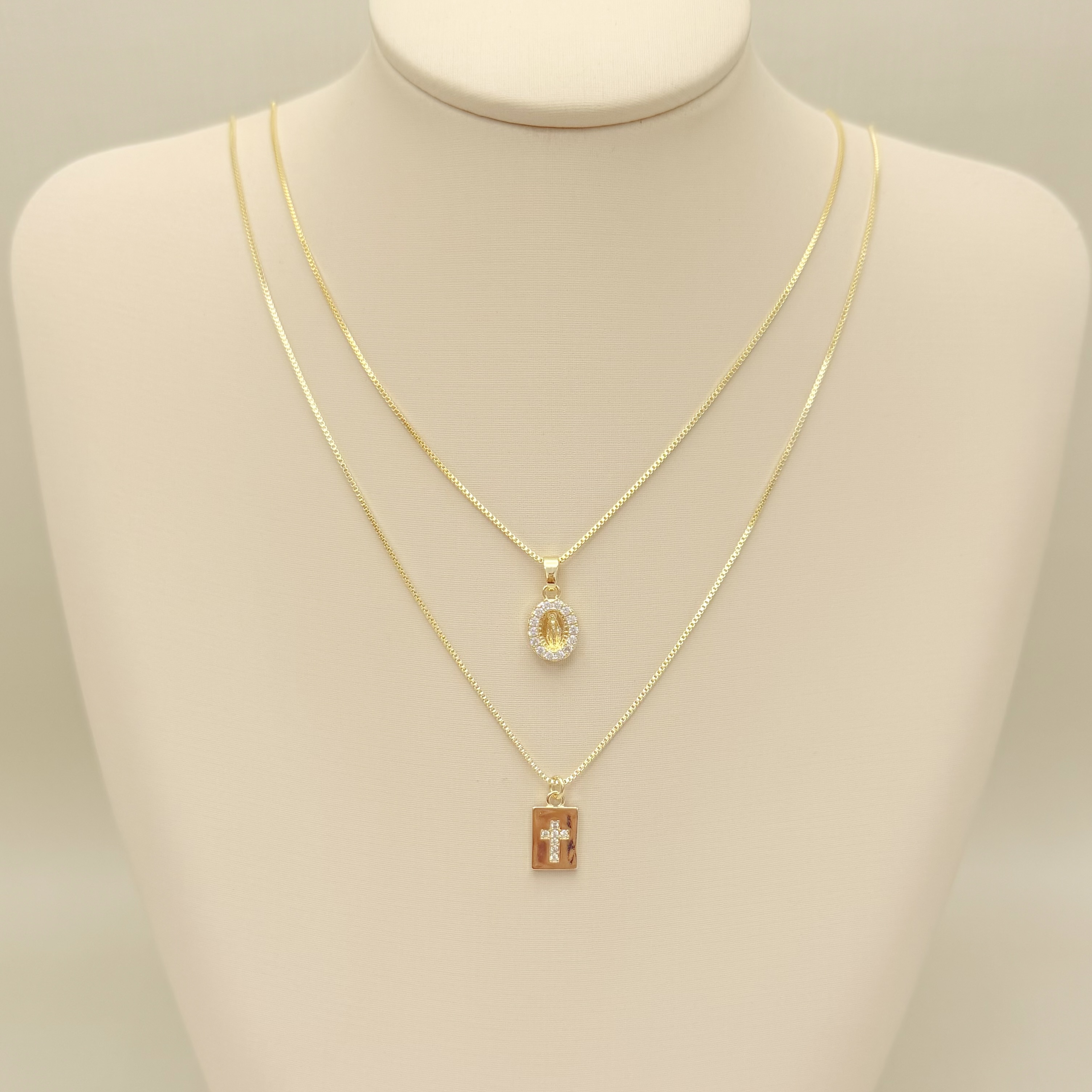 09.2438.1.O - (45) Colar pingente oval com Nossa Senhora das Graças no centro e borda cravejada e verso o Monograma Mariano.