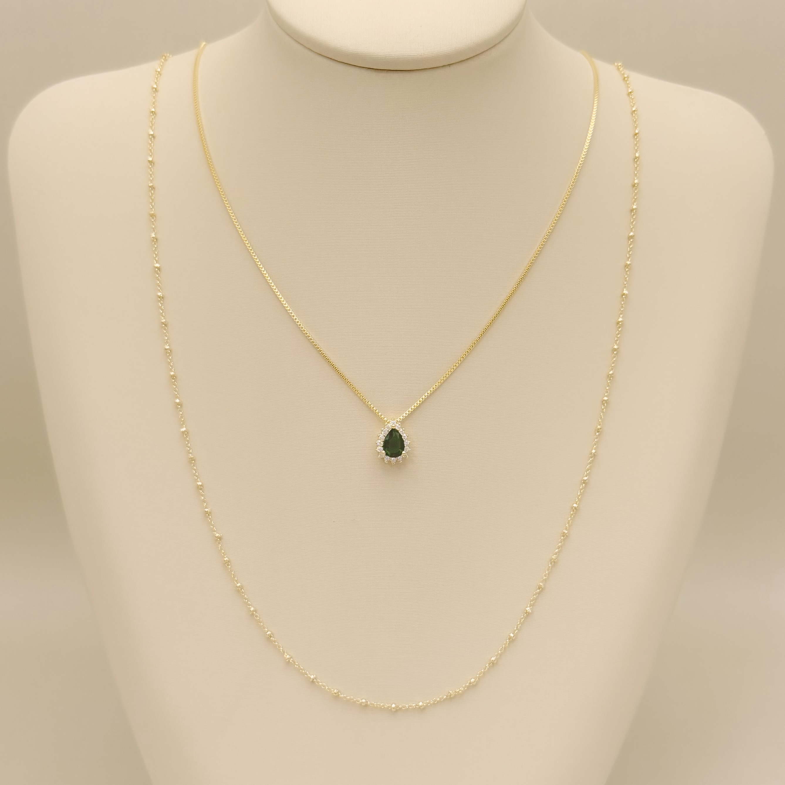 09.2439.5.O - (45) Colar pingente gota verde e borda com cravação pirâmide.