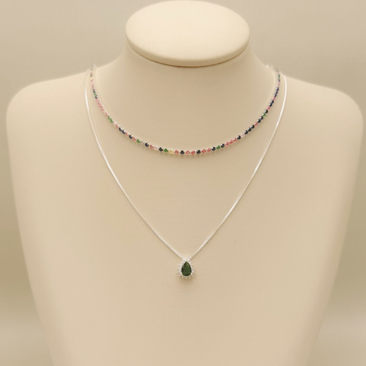 09.2439.5.S - (45) Colar pingente gota verde e borda com cravação pirâmide.