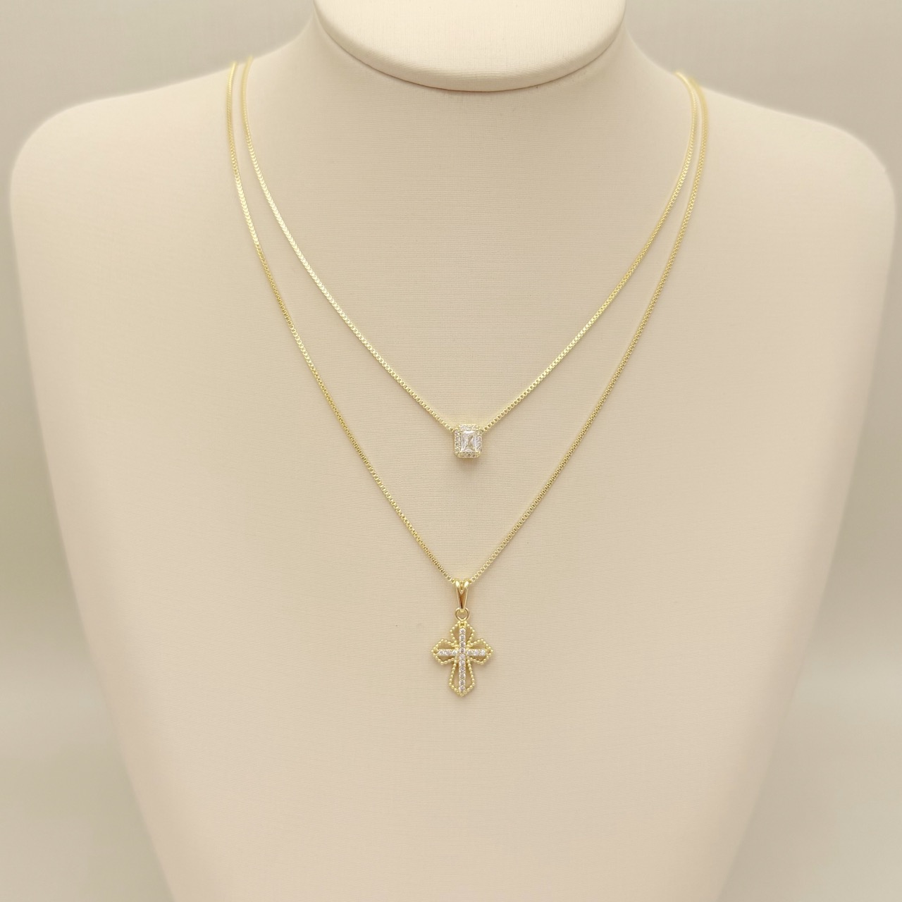 09.2440.1.O - (45) Colar com pingente retangular de zircônia com borda cravejada, pingente com galeria, corrente veziana.