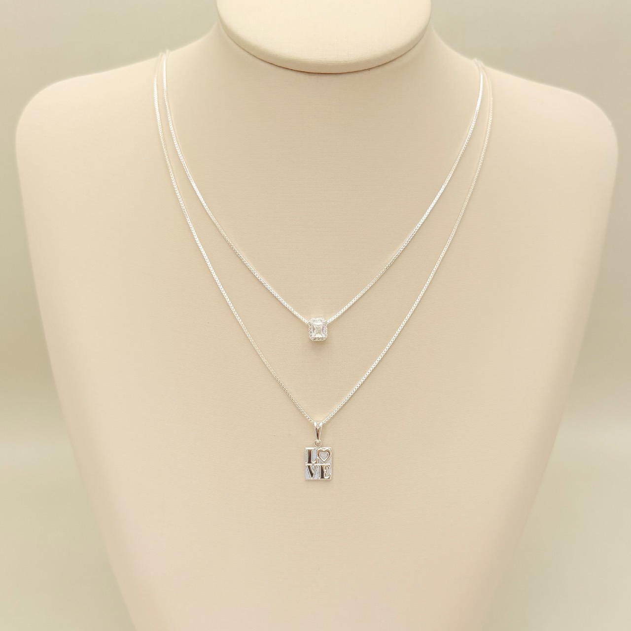 09.2440.1.S - (45) Colar com pingente retangular de zircônia com borda cravejada, pingente com galeria, corrente veziana.