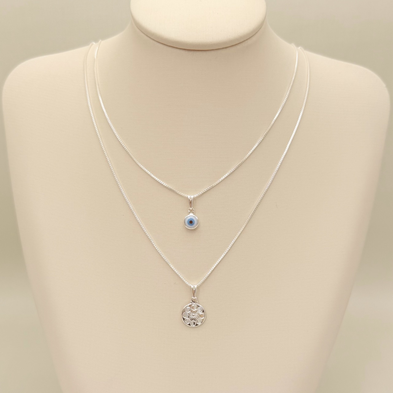 09.2442.20.S - (45) Colar com pingente de olho grego branco, corrente veneziana.