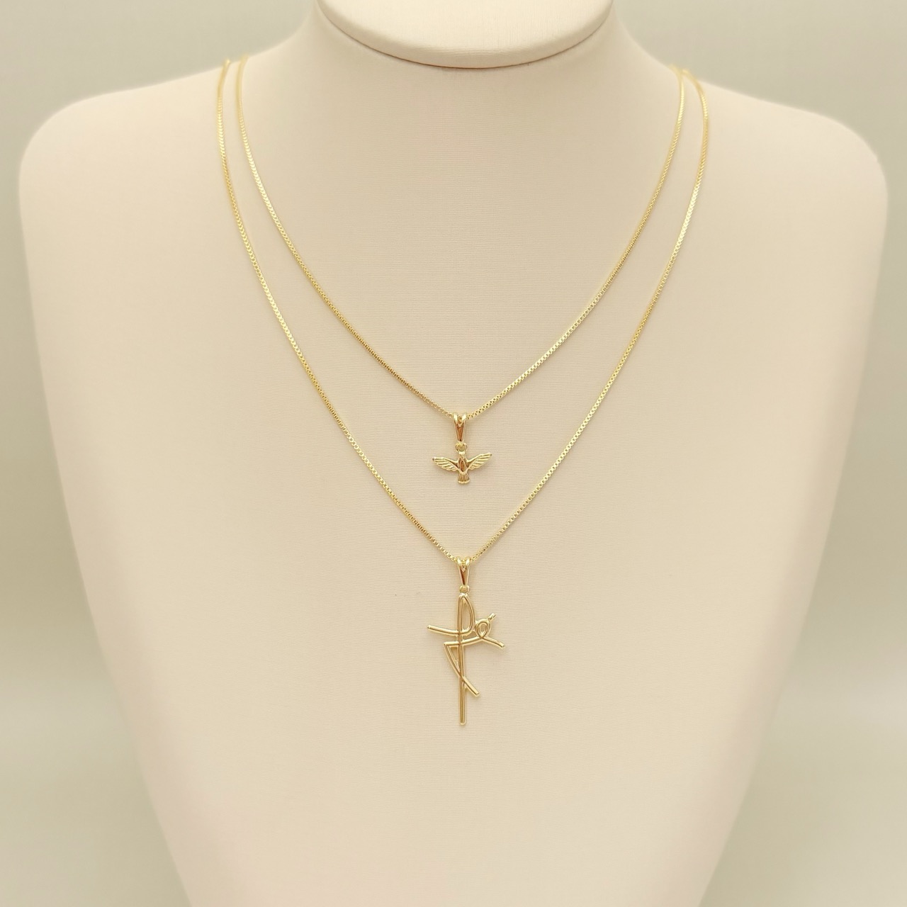 09.2443.0.O - (45) Colar pingente escrito fé grande, corrente veneziana.