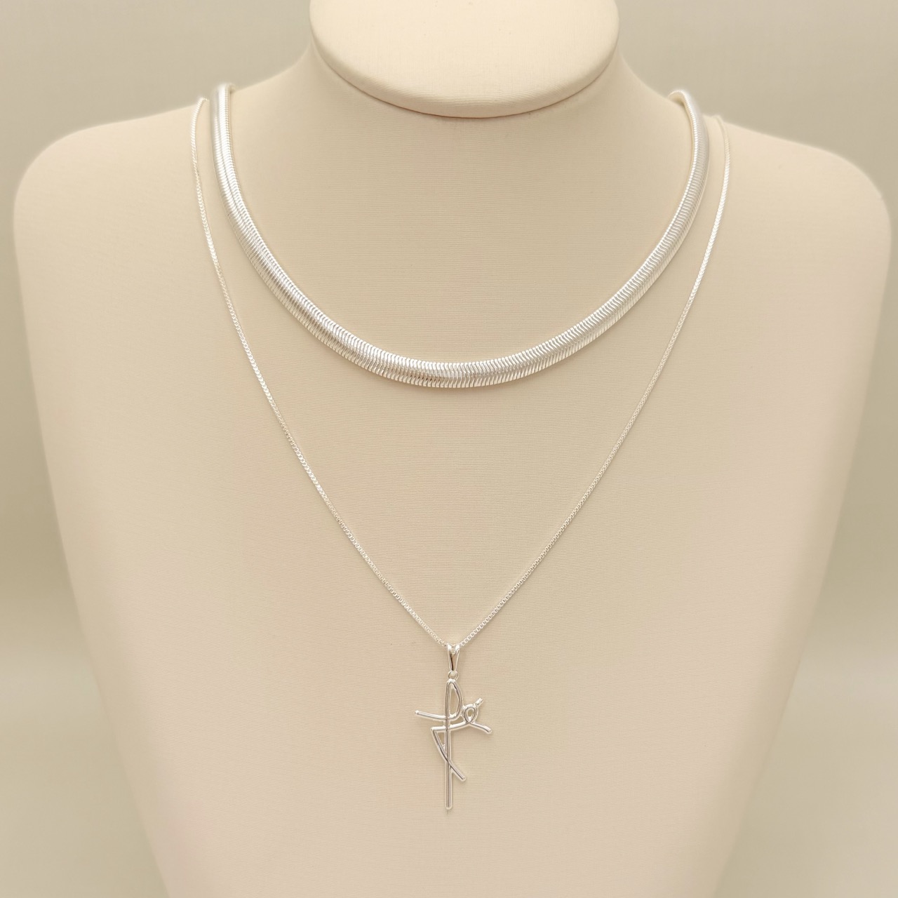 09.2443.0.S - (45) Colar pingente escrito fé grande, corrente veneziana.