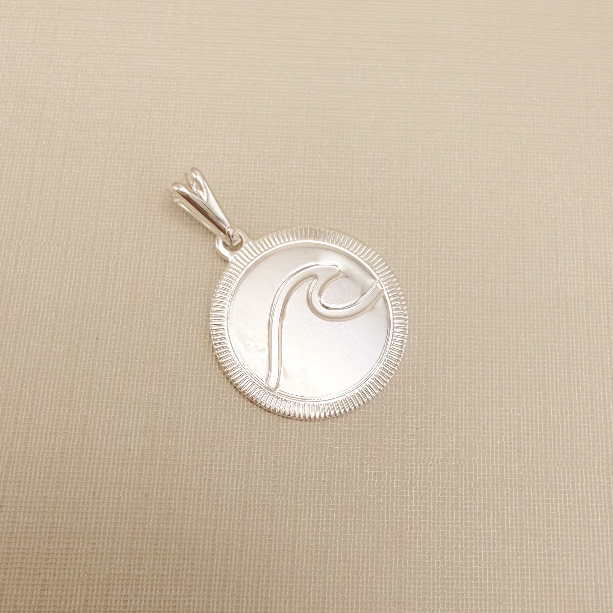 11.0613.0.S - Pingente com escrita SOL MAR SAL na frente e no verso desenho de onda em baixo relevo.