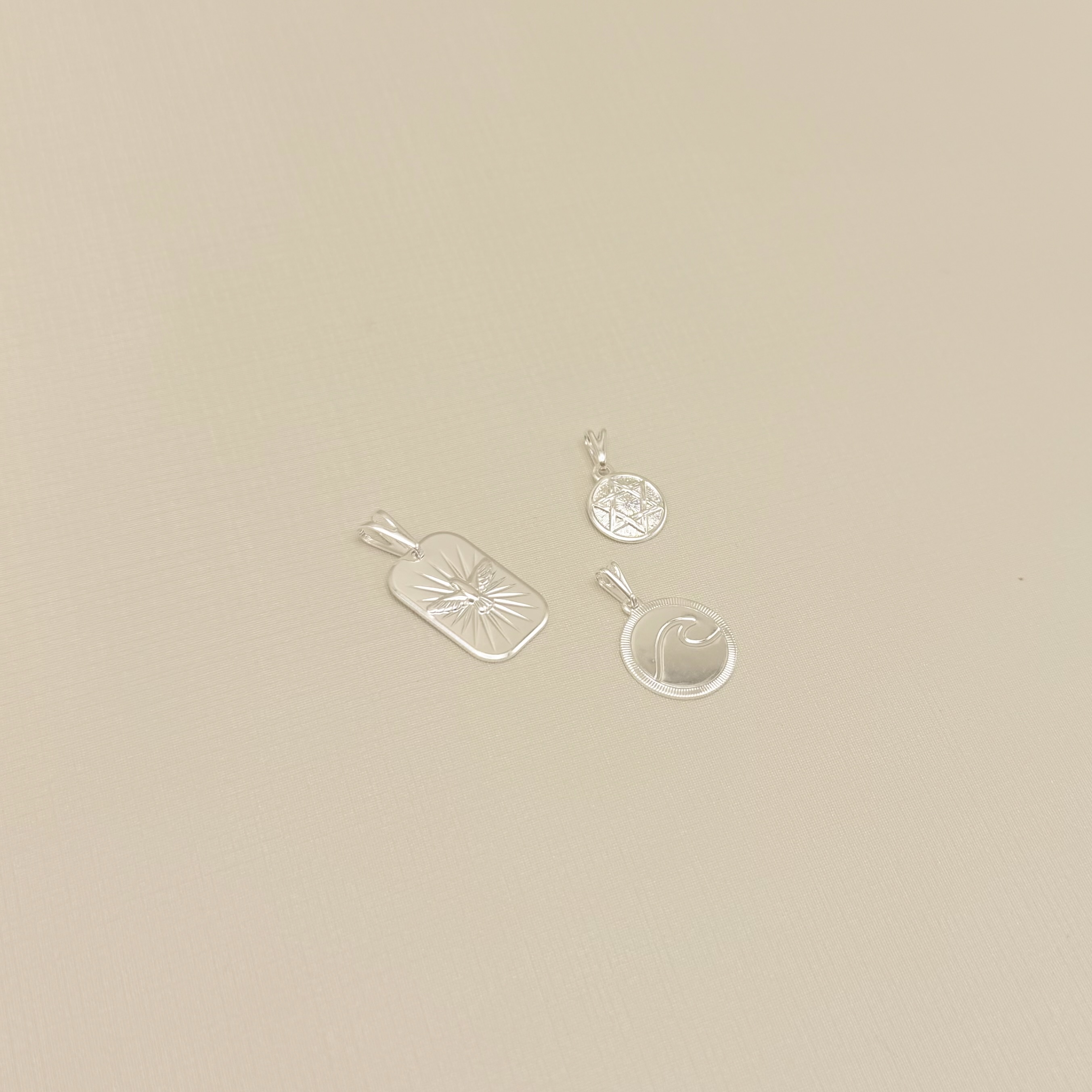 11.0613.0.S - Pingente com escrita SOL MAR SAL na frente e no verso desenho de onda em baixo relevo.