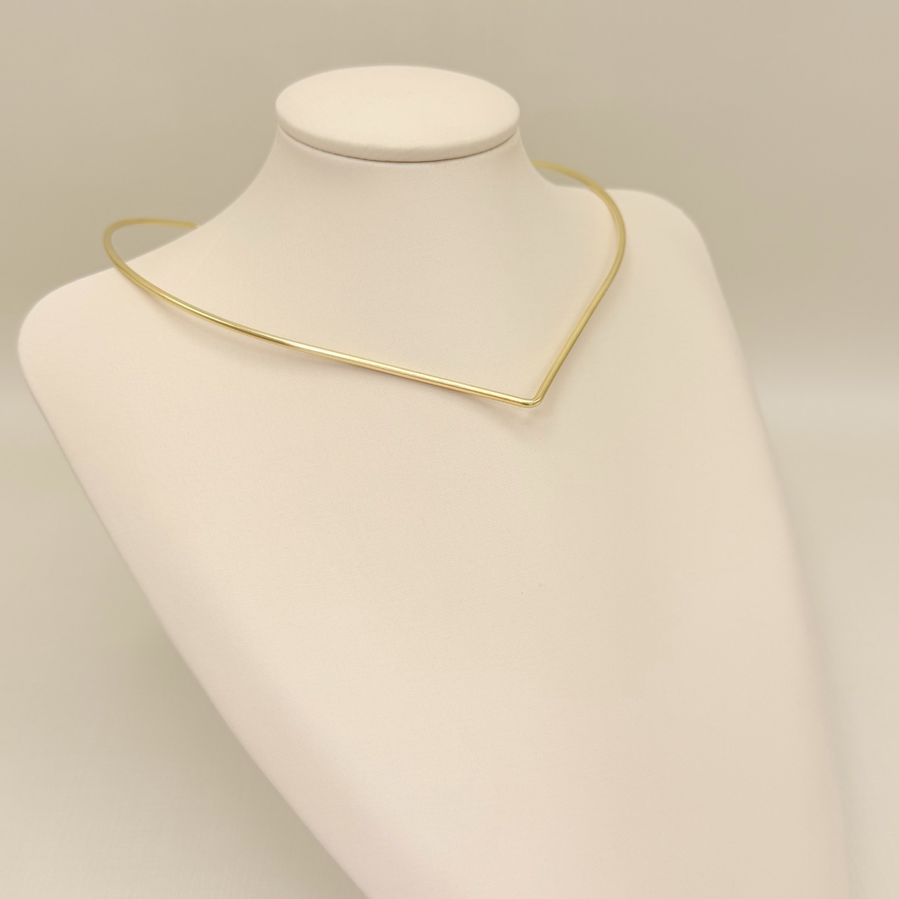 09.1875.0.O - (Aro V2) Colar de tubo em formato V liso aberto