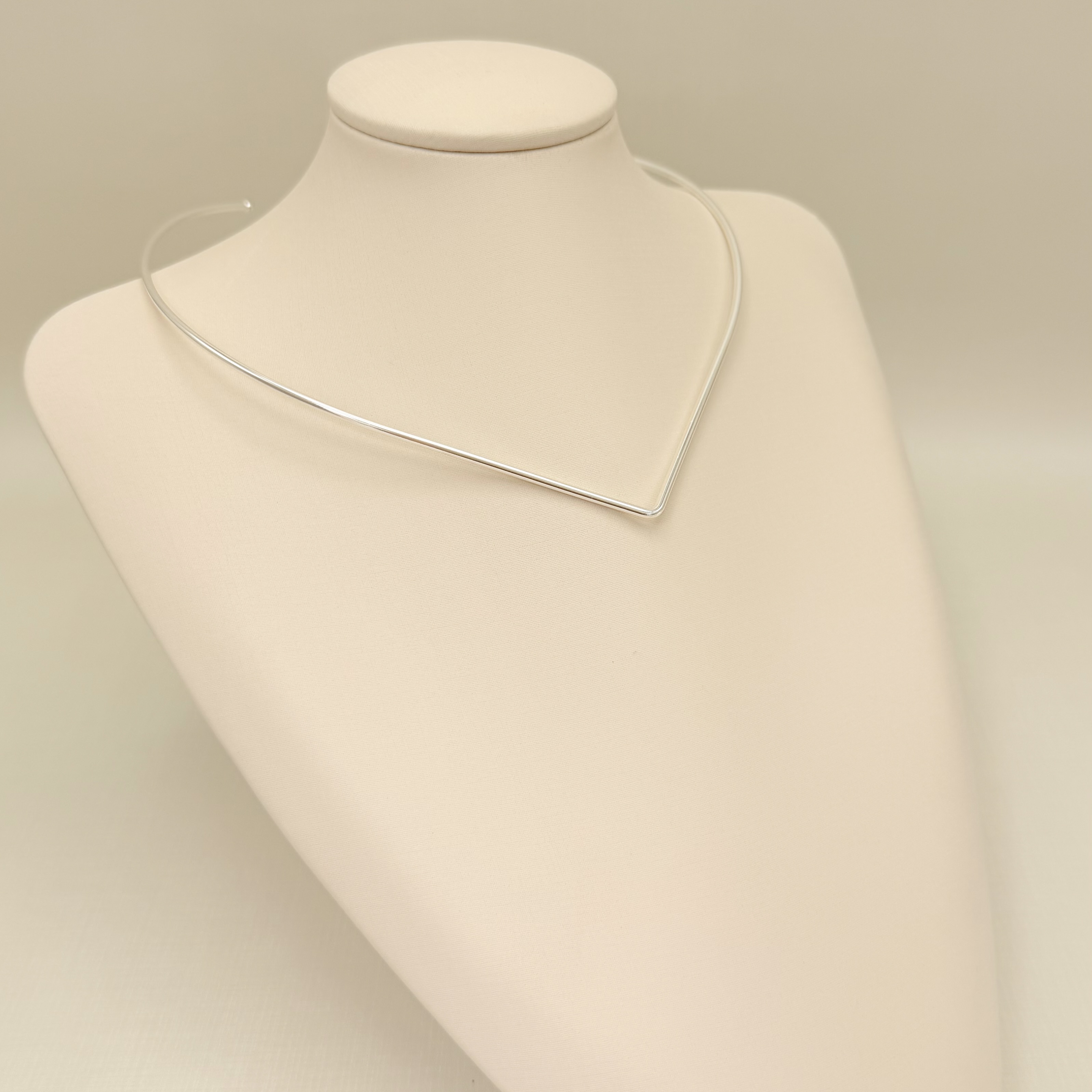 09.1875.0.S - (Aro V2) Colar de tubo em formato V liso aberto