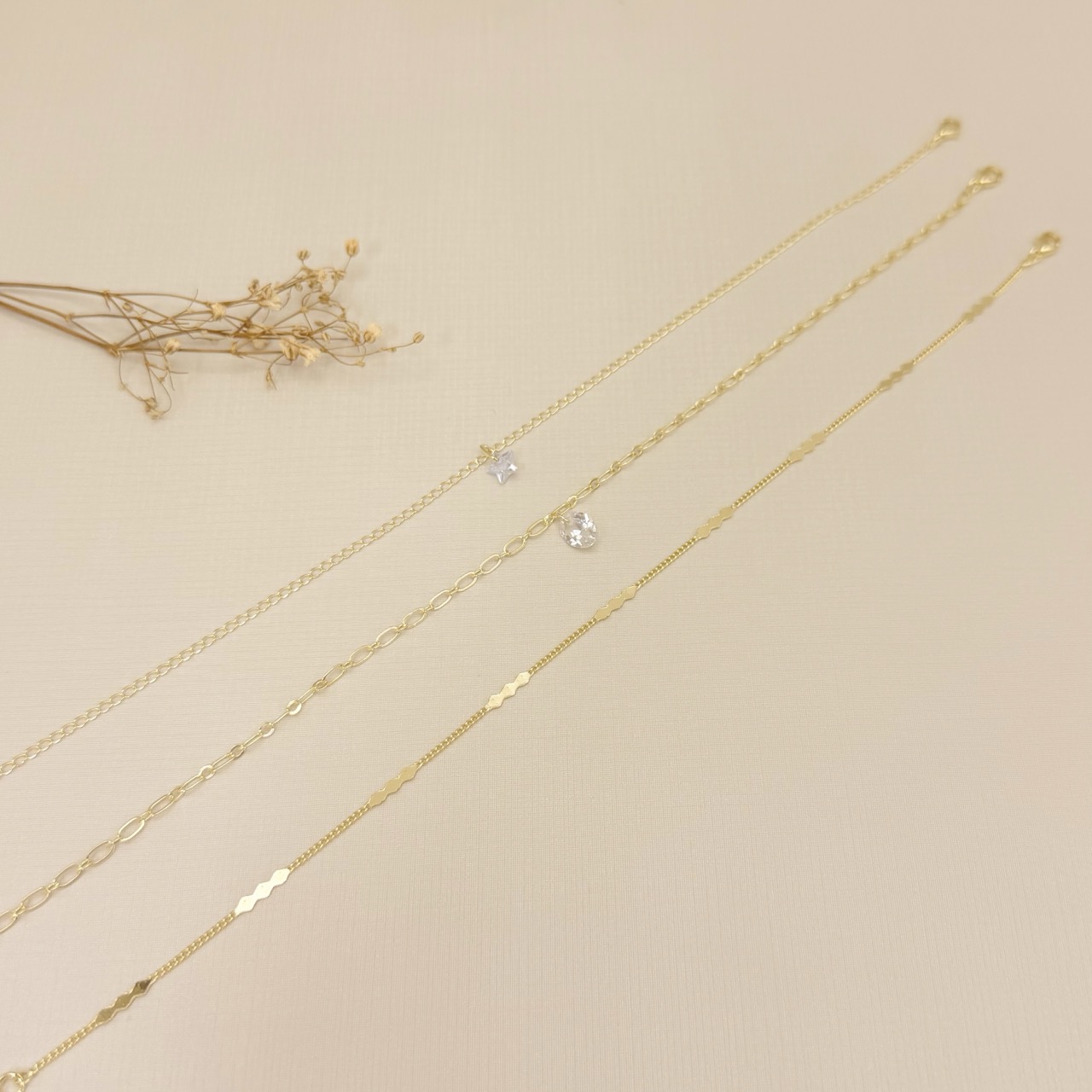 14.0325.0.O - Tornozeleira elo groumet 1mm com plaquinha de três círculos.