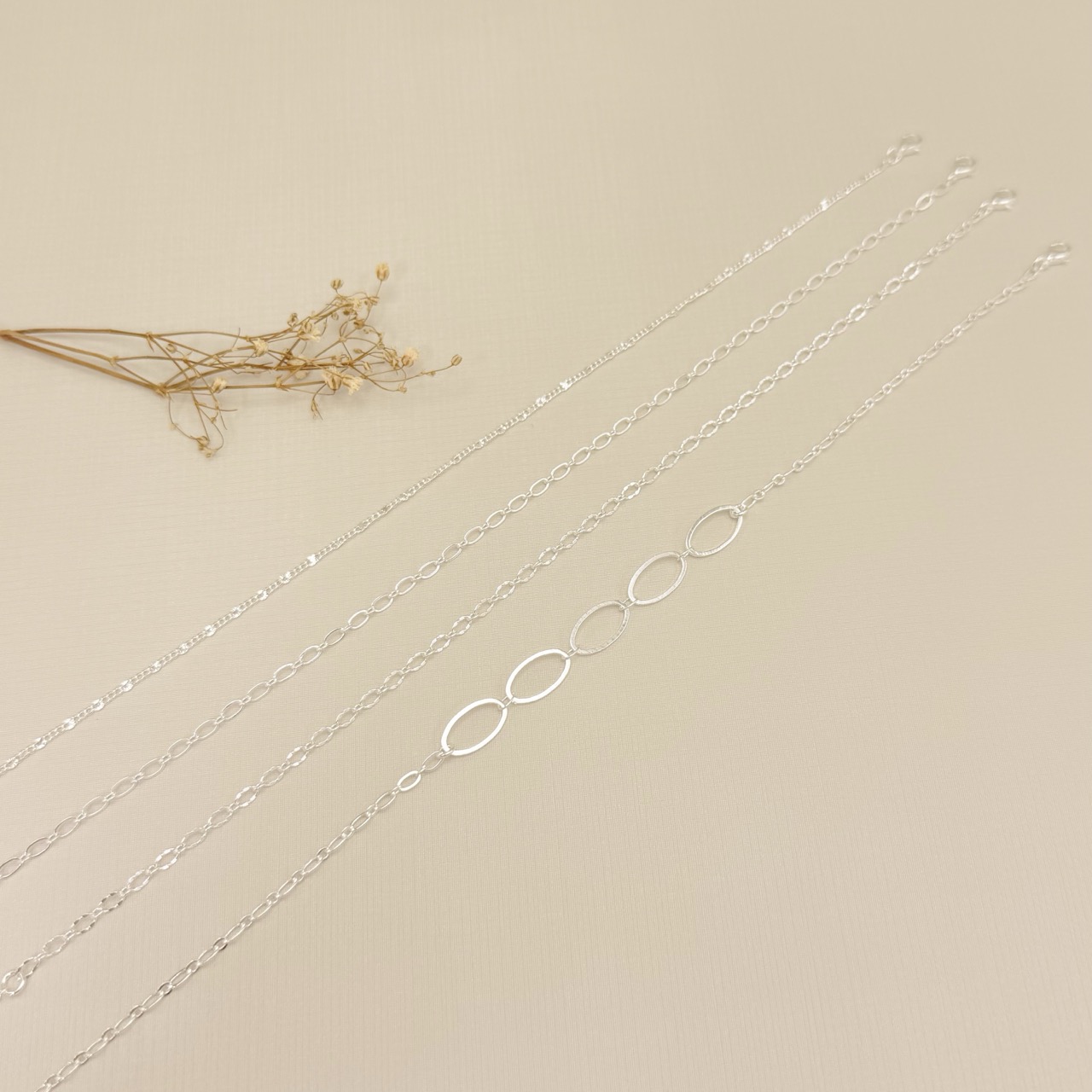 14.0327.0.S - Tornozeleira elo groumet 1mm com plaquinha de desenho 