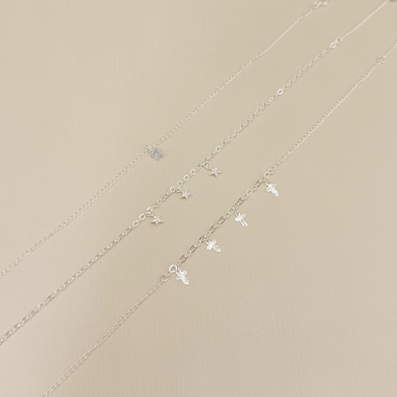 14.0331.0.S - Tornozeleira elo americano 3mm com quatro pingentes de cruz diamantadas.