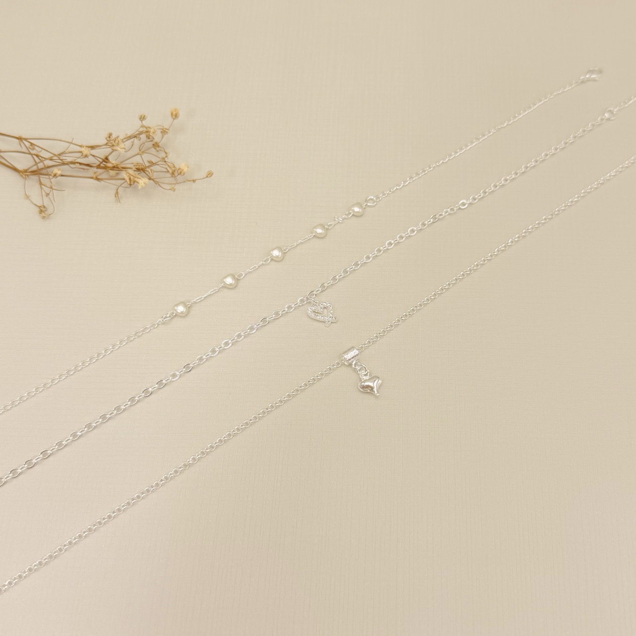 14.0314.15.S - Tornozeleira de elos clássicos com corações de pérola espaçados