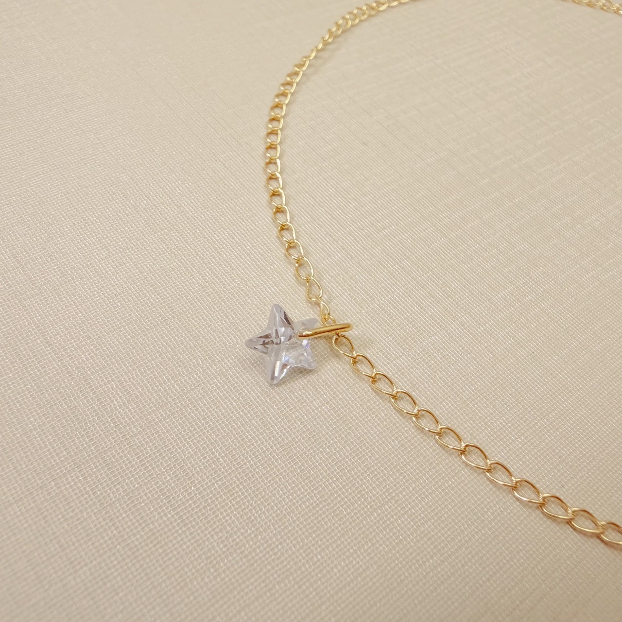 14.0319.1.O - Tornozeleira de elos clássicos lisos com pingente de ponto de luz em estrela