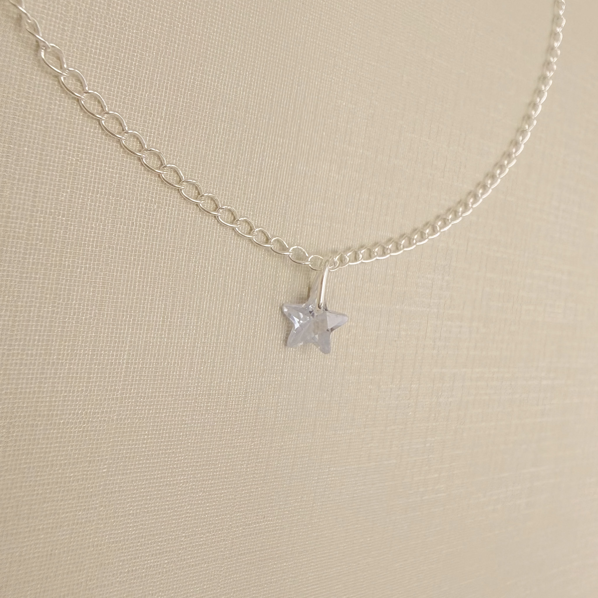 14.0319.1.S - Tornozeleira de elos clássicos lisos com pingente de ponto de luz em estrela