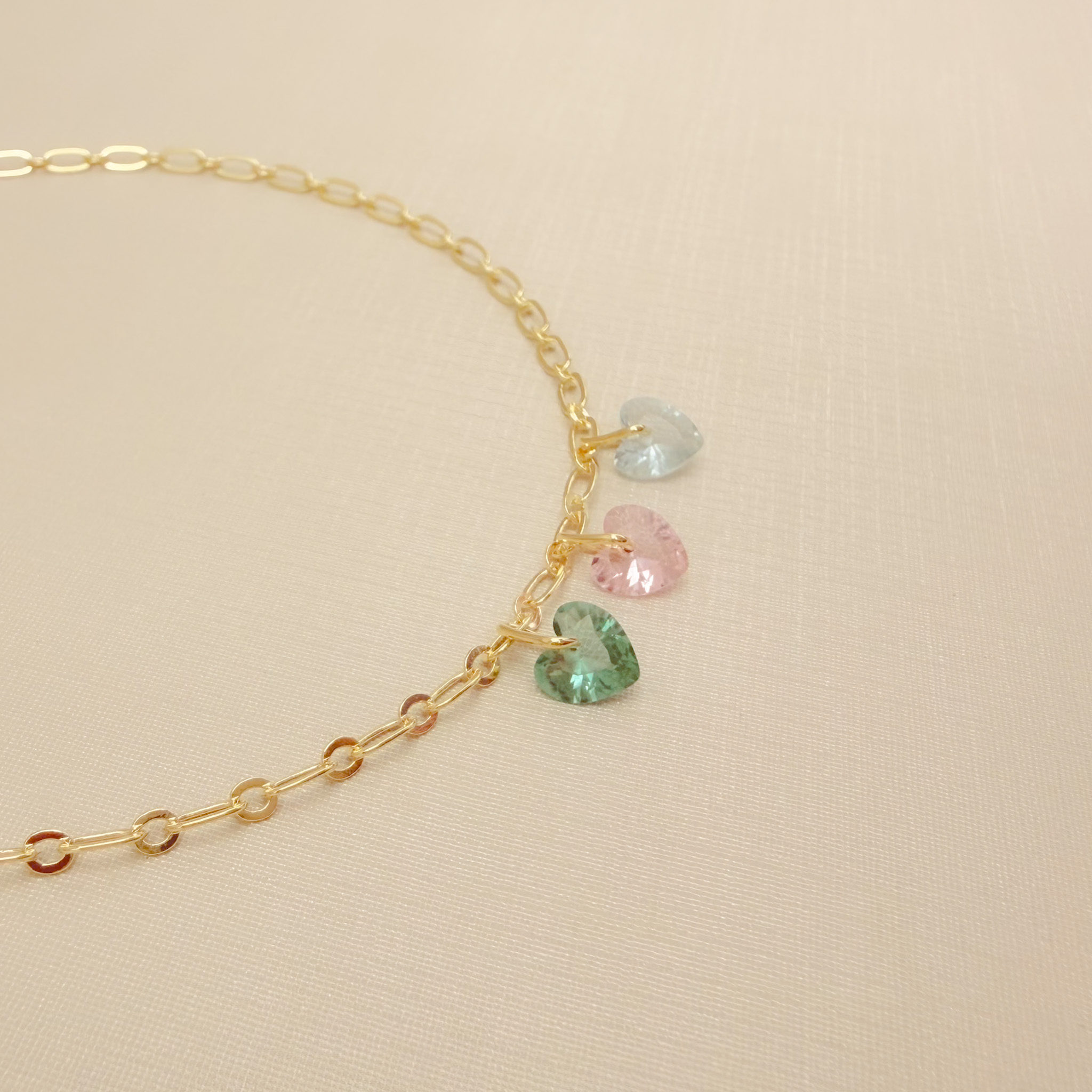 14.0322.C.O - Tornozeleira de elos ovais longos com três corações em ponto de luz