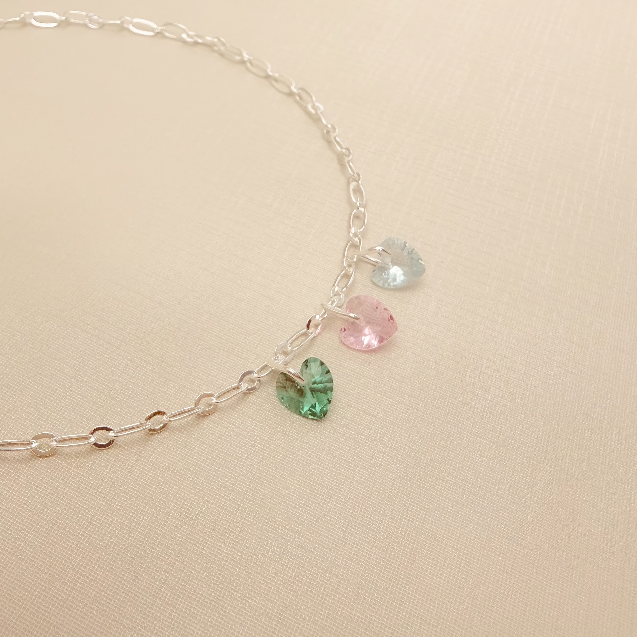 14.0322.C.S - Tornozeleira de elos ovais longos com três corações em ponto de luz