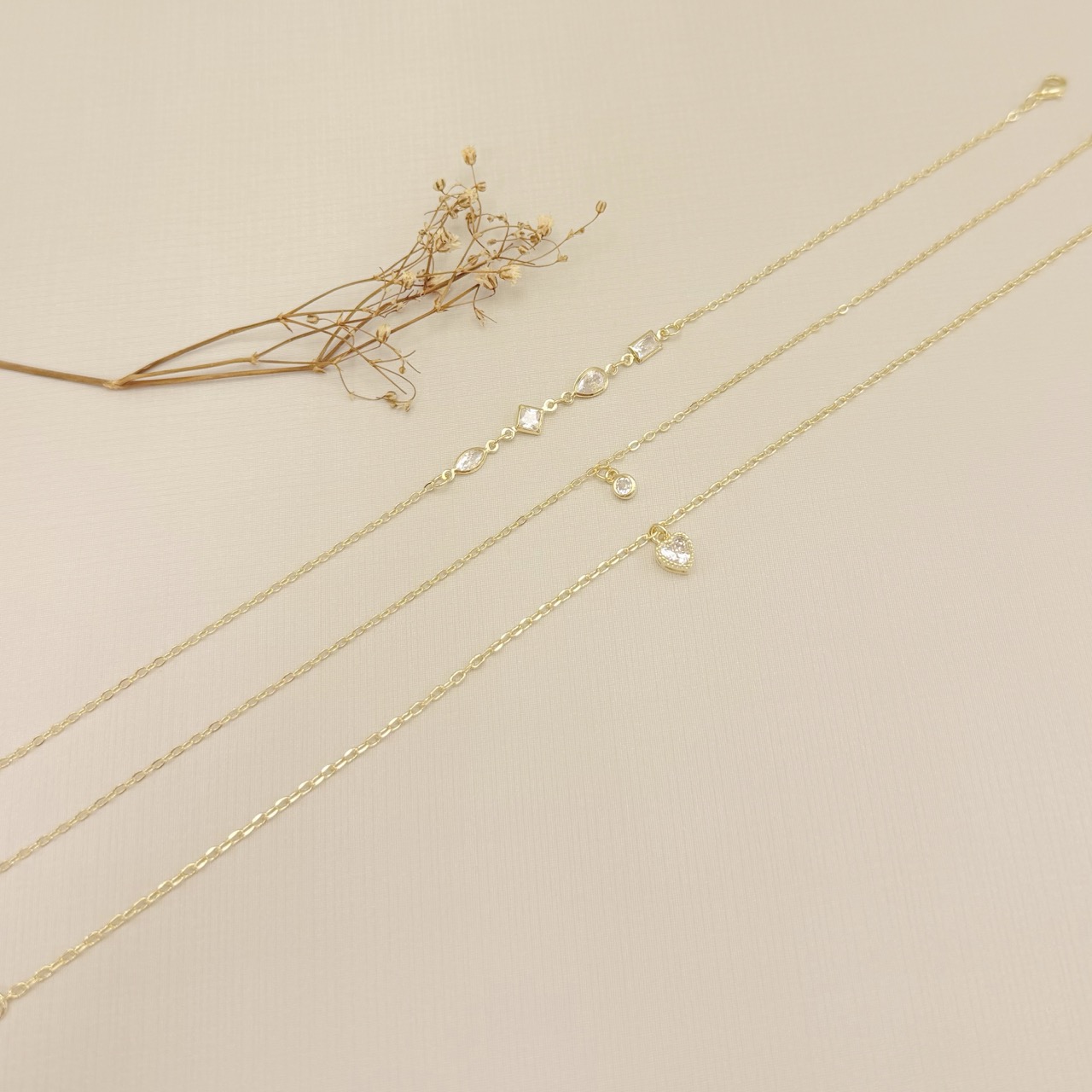 14.0323.0.O - Tornozeleira de elos simples com quatro pontos de luz em formato variado