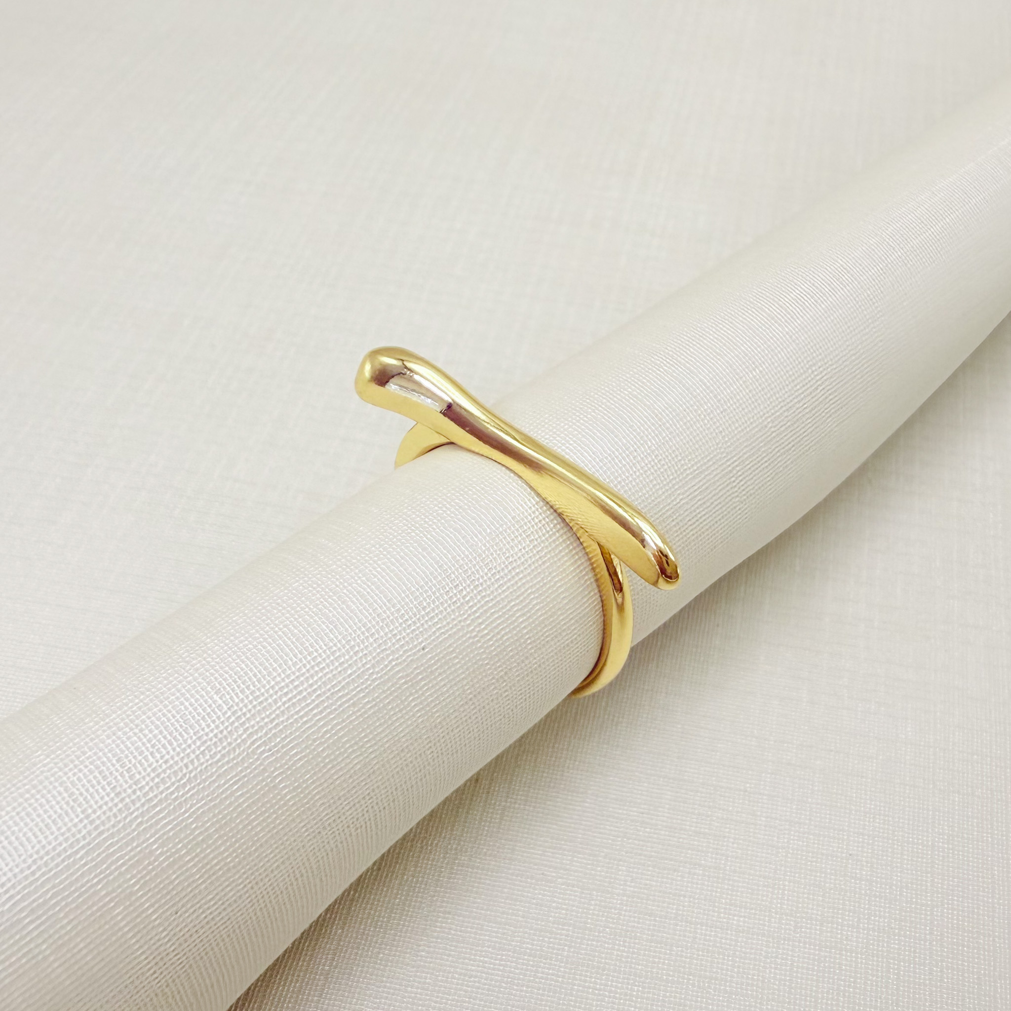 03.2523.0.O - (18) Anel de aro simples com traço superior em efeito orgânico liso