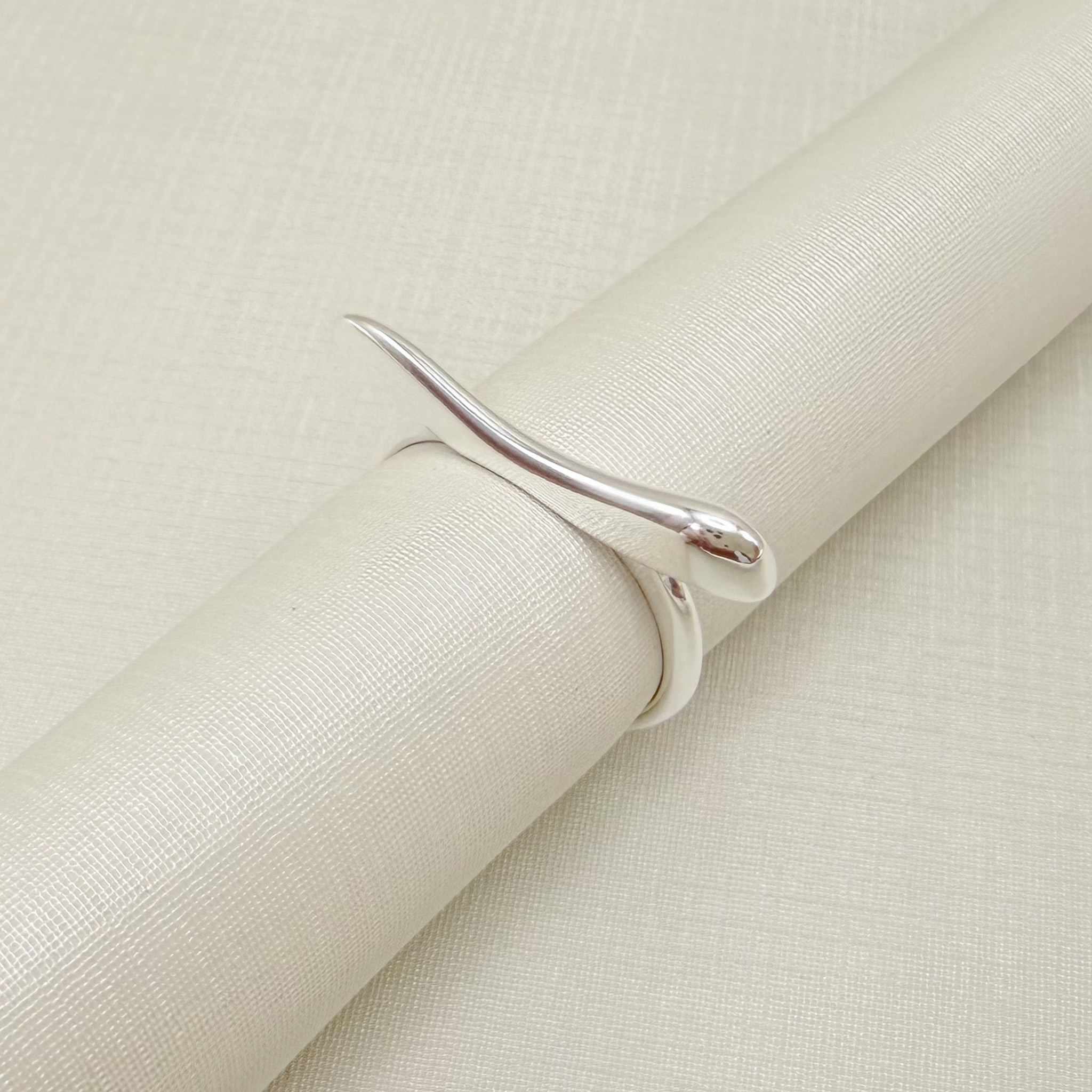 03.2523.0.S - (18) Anel de aro simples com traço superior em efeito orgânico liso