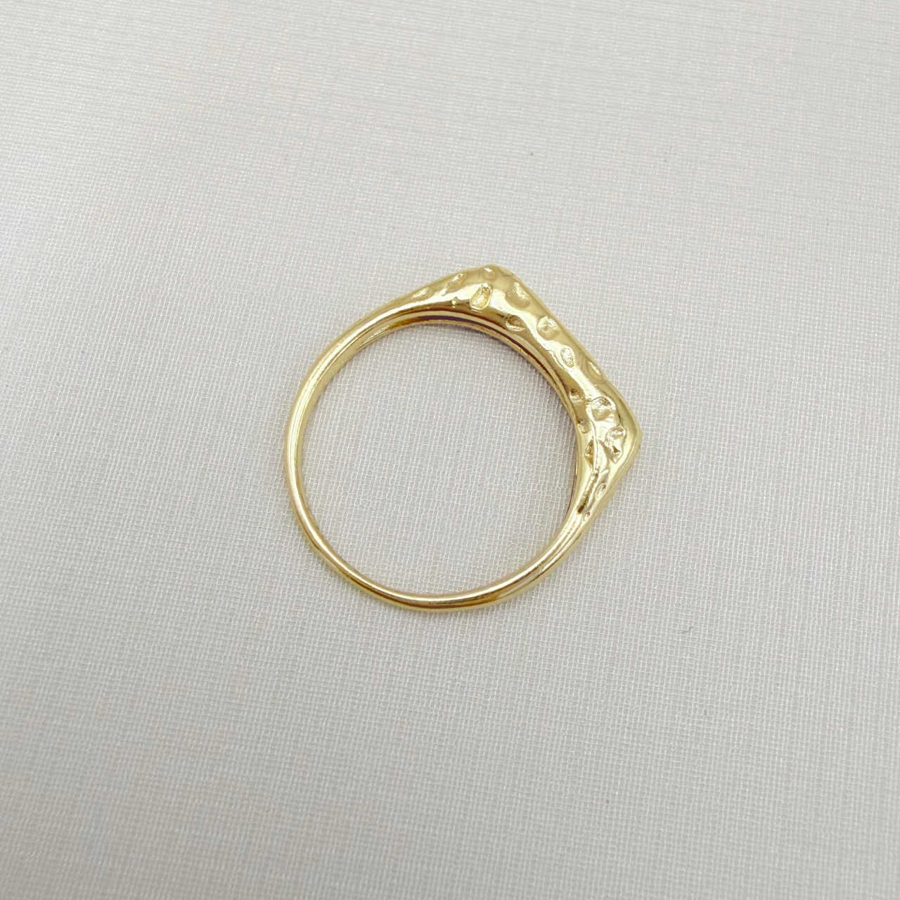 03.2524.0.O - (19) Anel de aro alto quadrado em efeito orgânico liso