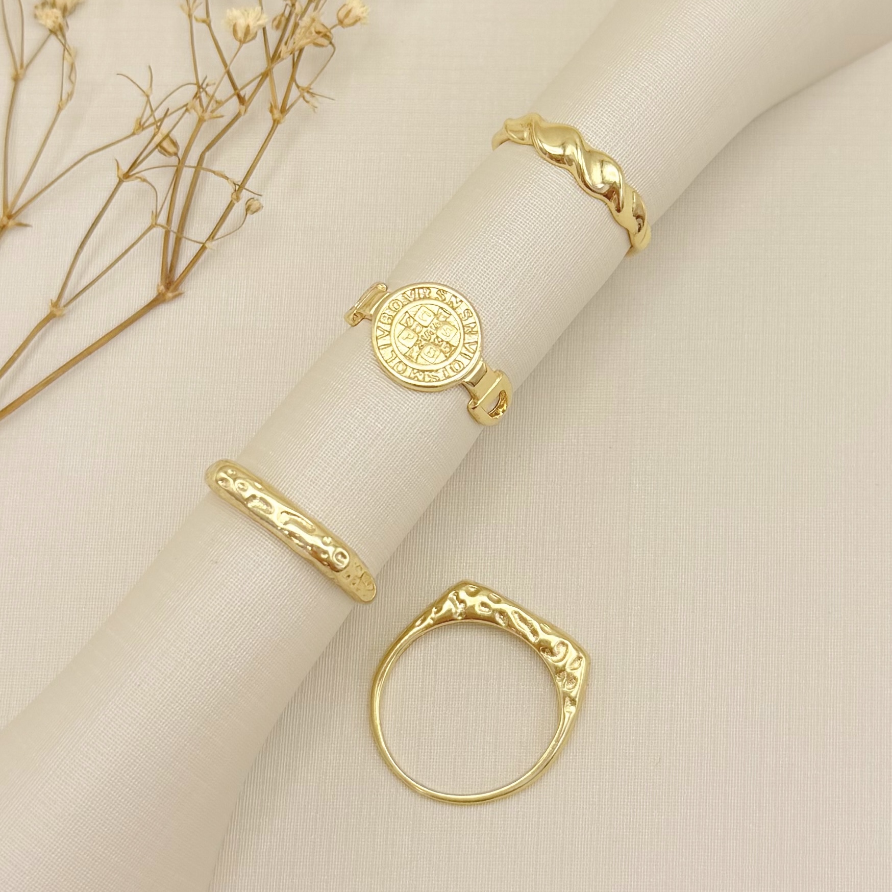 03.2524.0.O - (19) Anel de aro alto quadrado em efeito orgânico liso