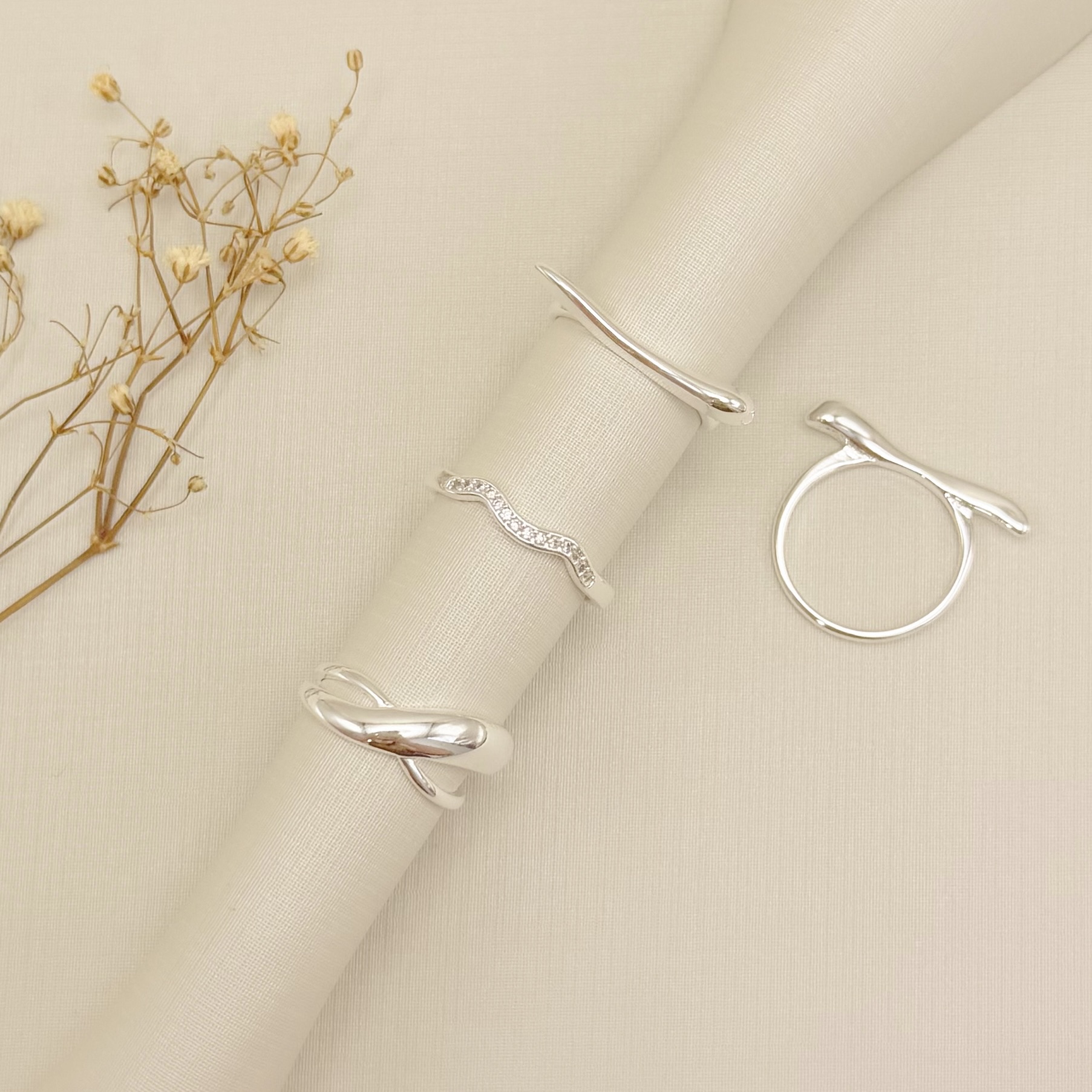 03.2525.0.S - (15) Anel de formato X orgânico com um lado fino e lado grosso liso