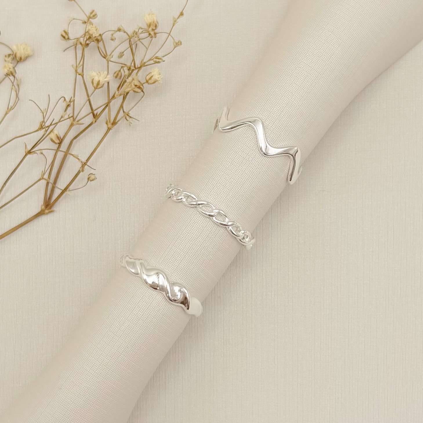 03.2526.0.S - (19) Anel de aro médio em efeito torcido liso