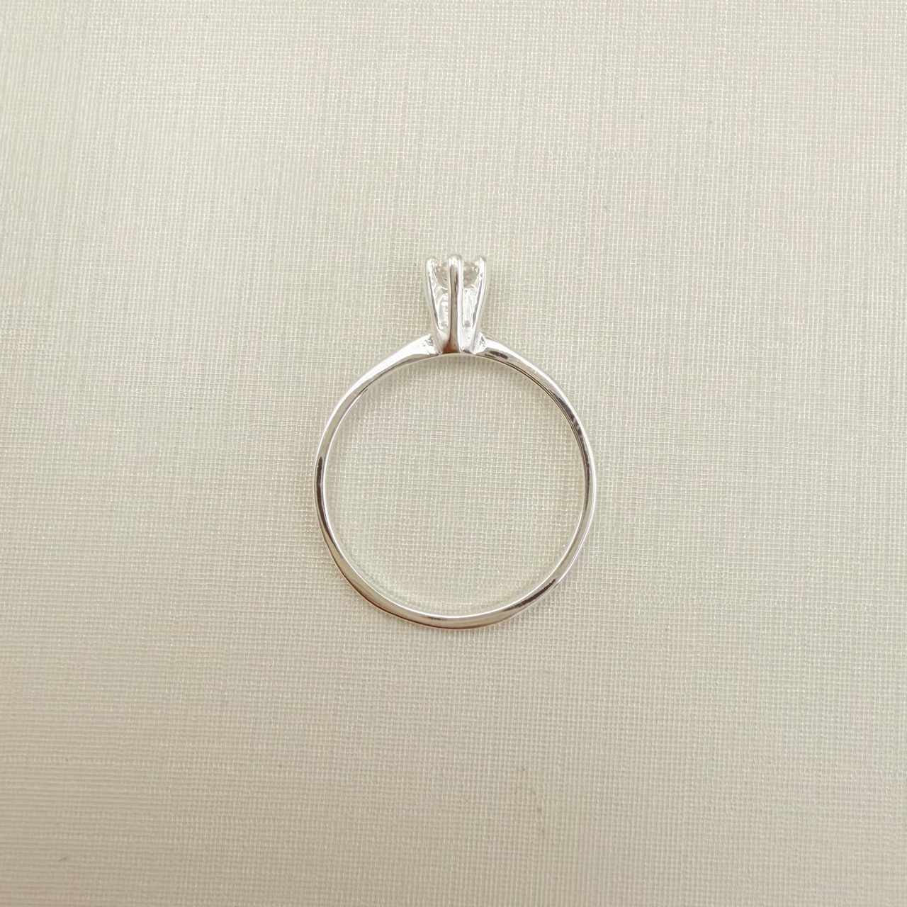 03.2127.1.S - (V3 - 14) Anel solitário clássico simples, aro fino com pedra alta em seis garras