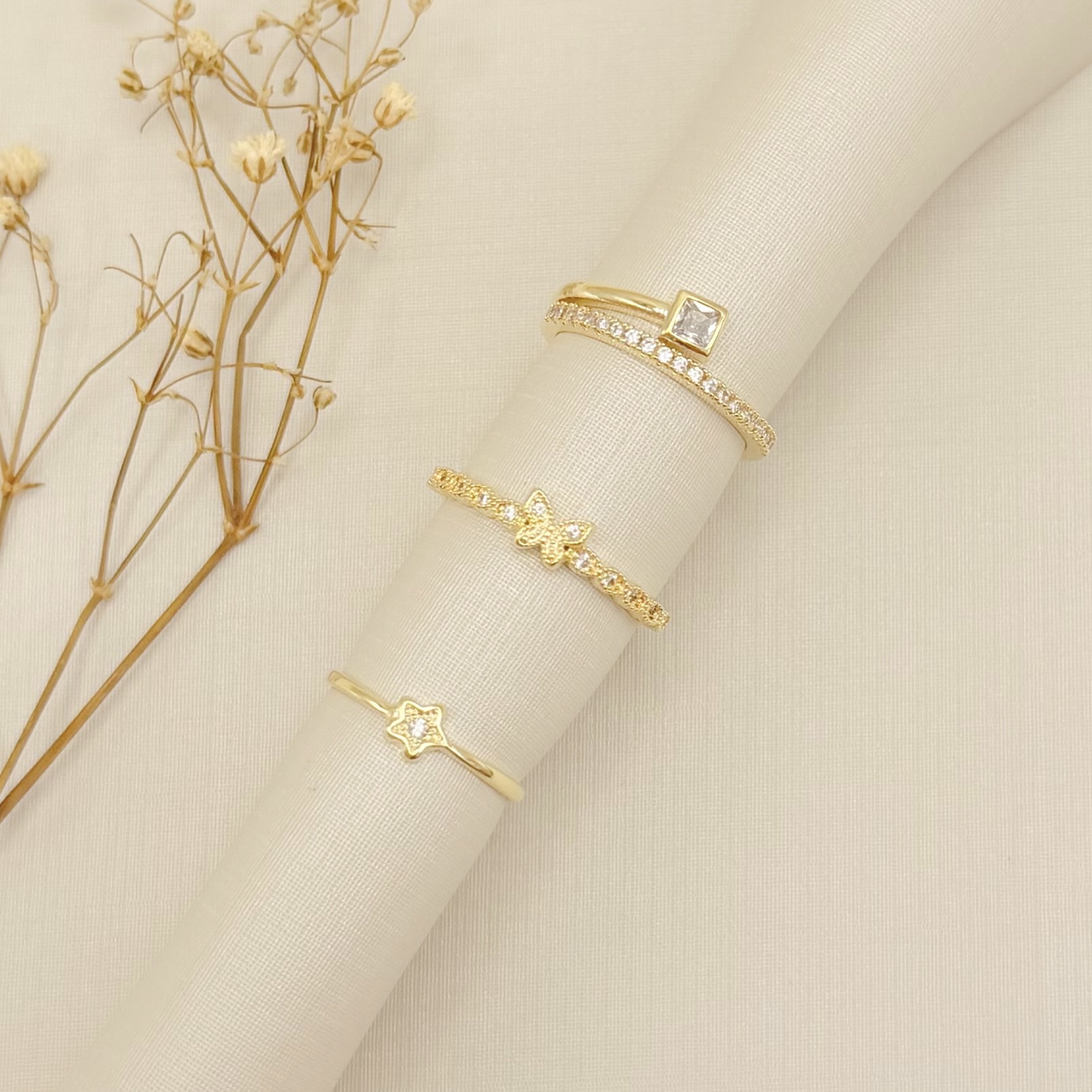 03.2527.1.O - (23) Anel de aro cravejado com fio liso de ponta em ponto de luz quadrado